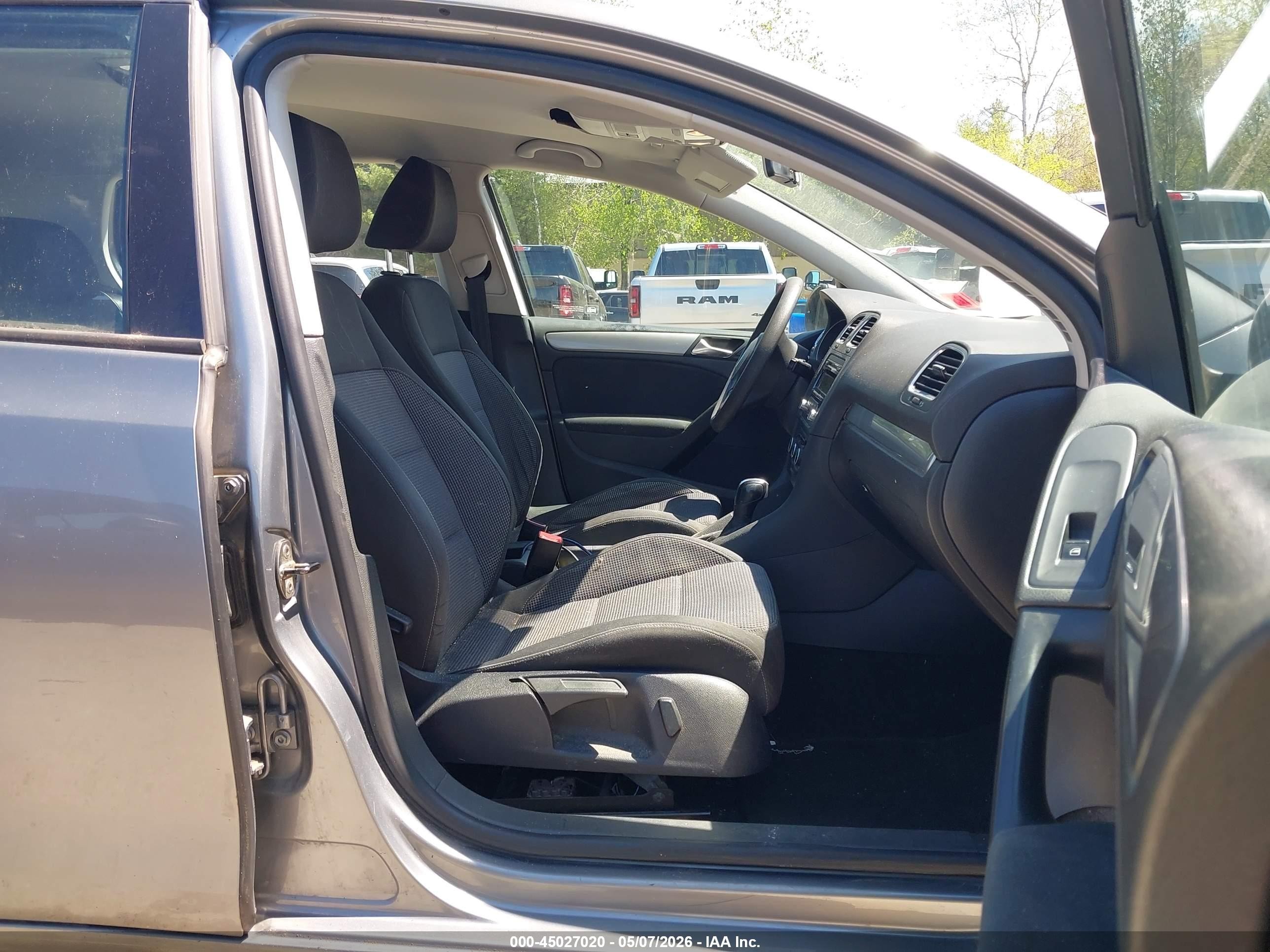 2011 Volkswagen Golf 2.5l 4-door Серый vin: WVWDB7AJ4BW311717
