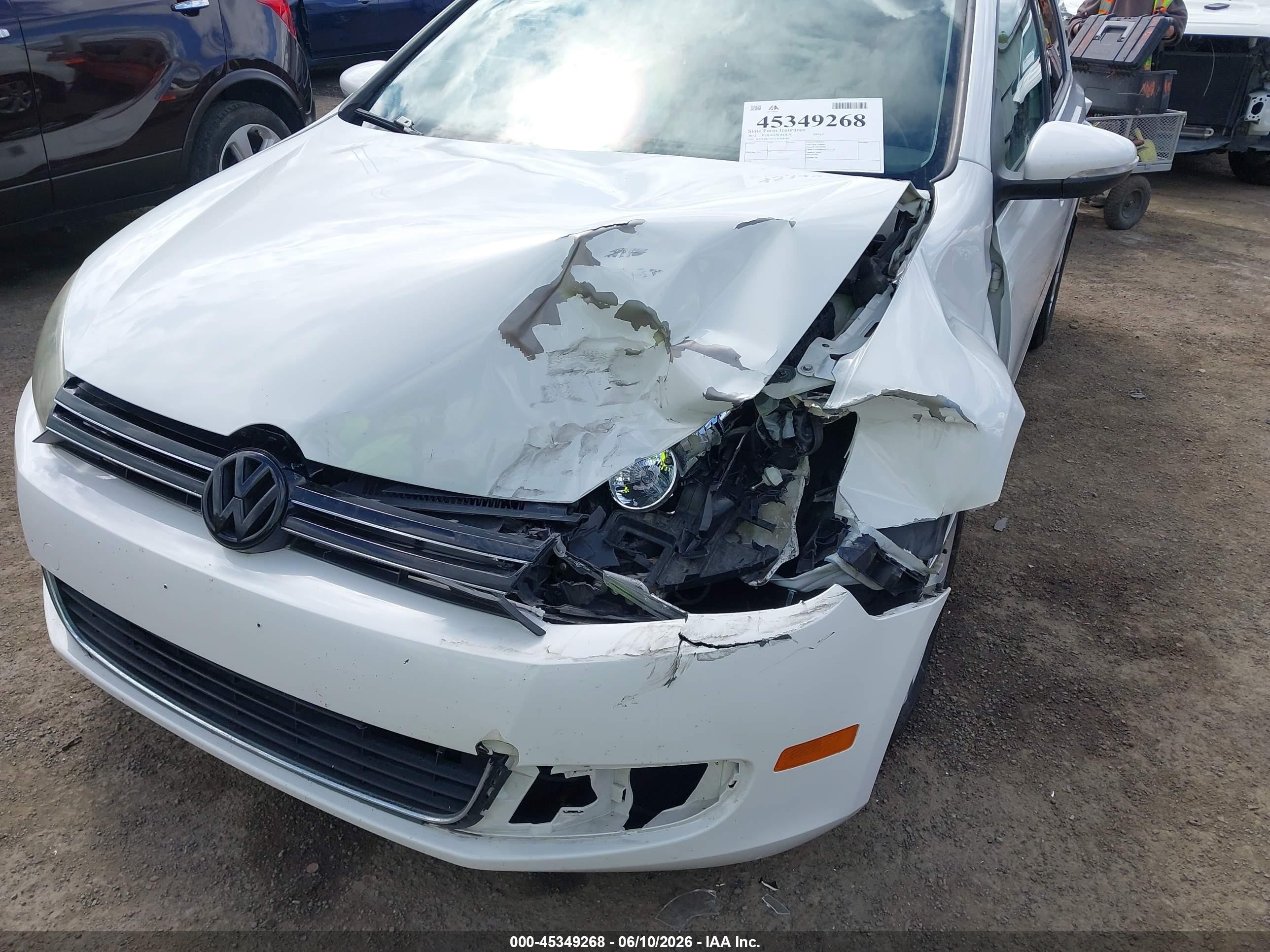 2012 Volkswagen Golf 2.5l 4-door White vin: WVWDB7AJ5CW268586