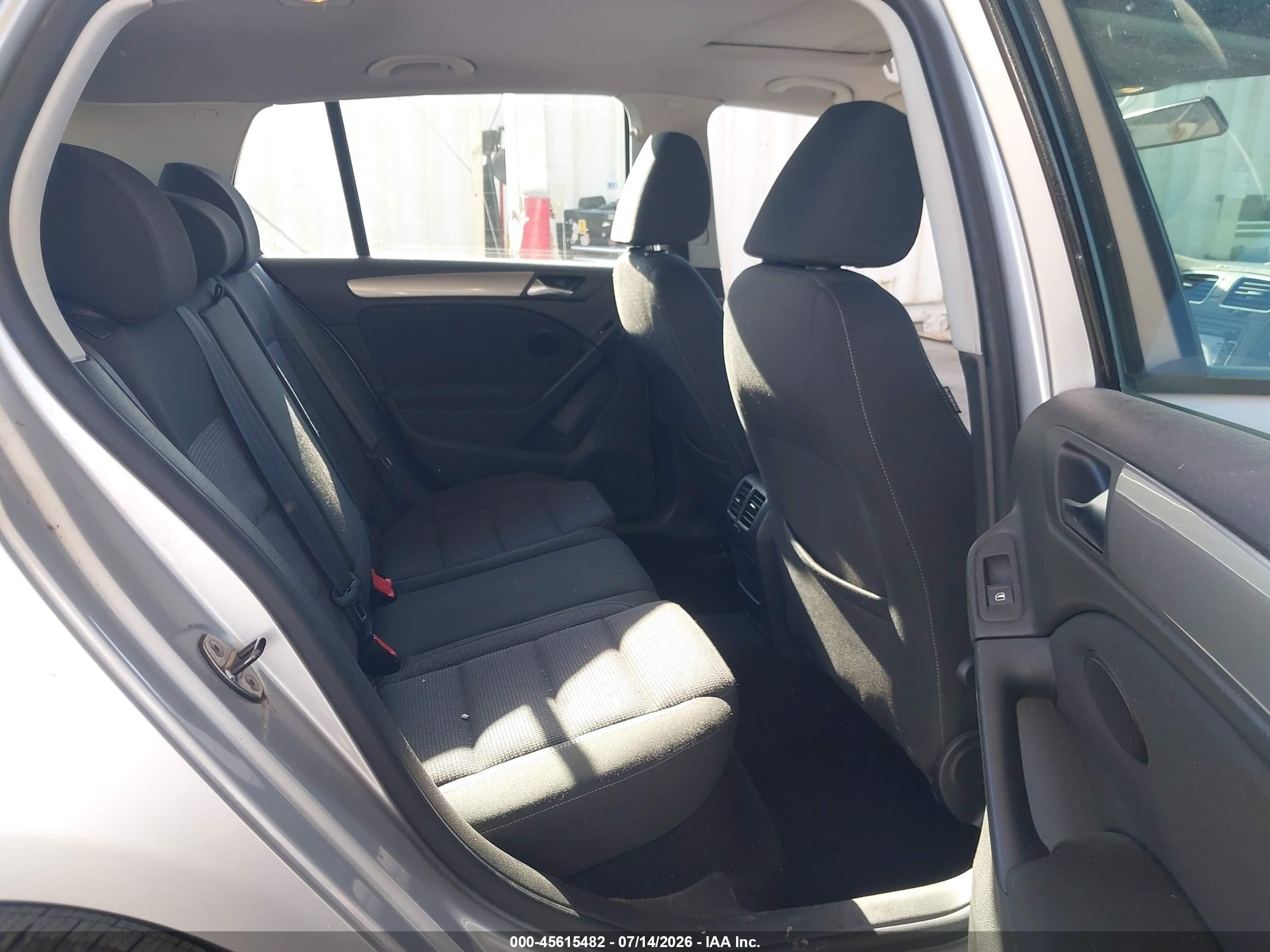 2012 Volkswagen Golf 2.5l 4-door Серебряный vin: WVWDB7AJ5CW347773