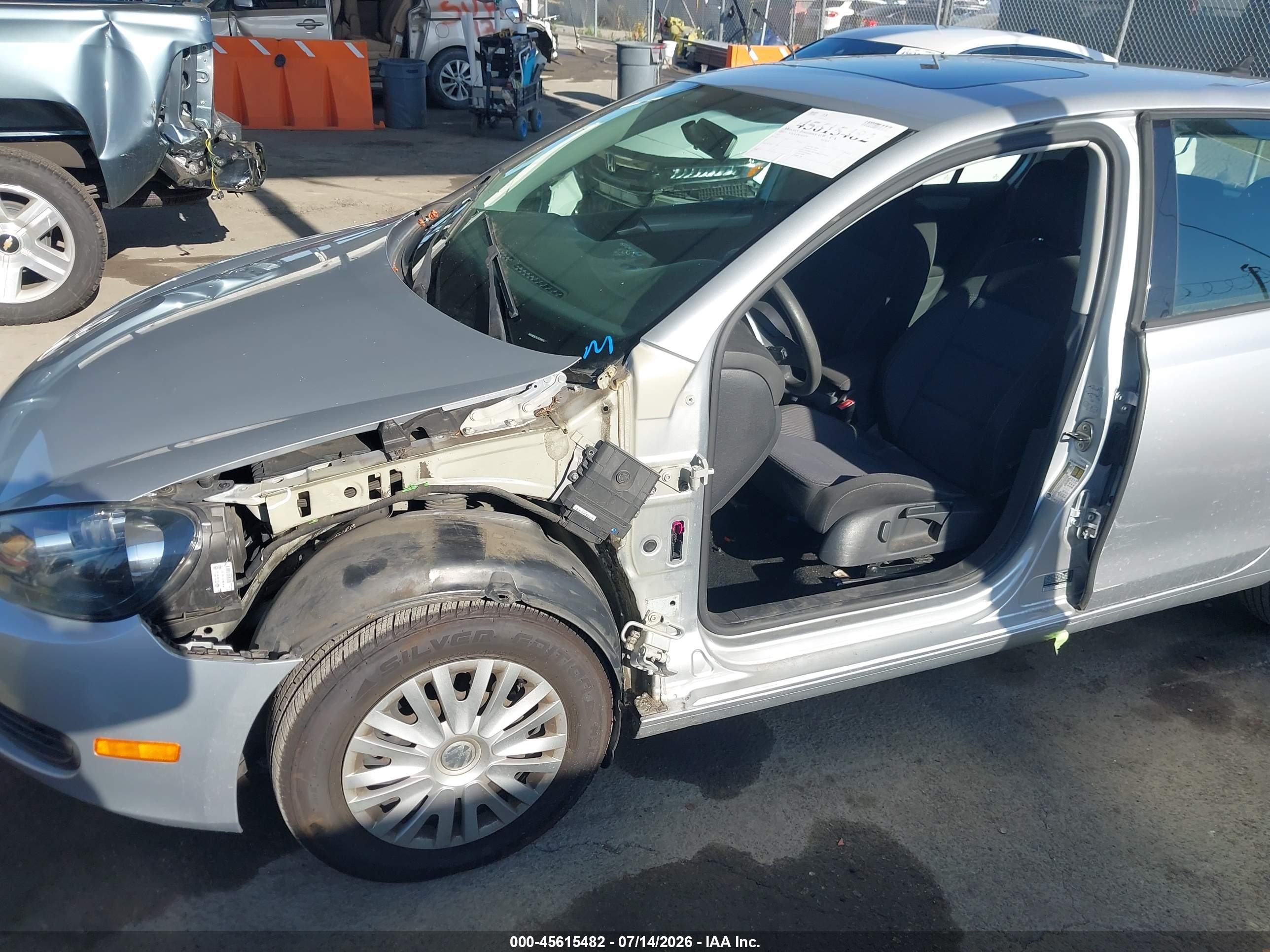 2012 Volkswagen Golf 2.5l 4-door Серебряный vin: WVWDB7AJ5CW347773