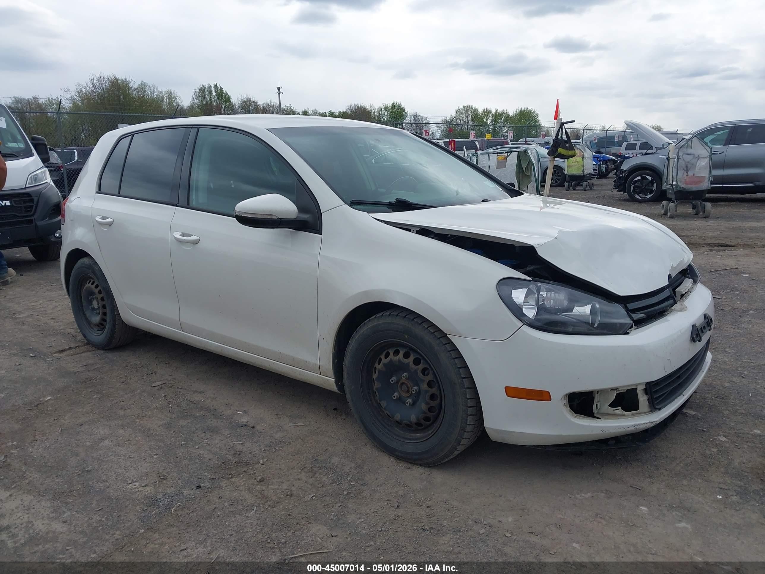 2013 Volkswagen Golf 2.5l 4-door White vin: WVWDB7AJ6DW041103