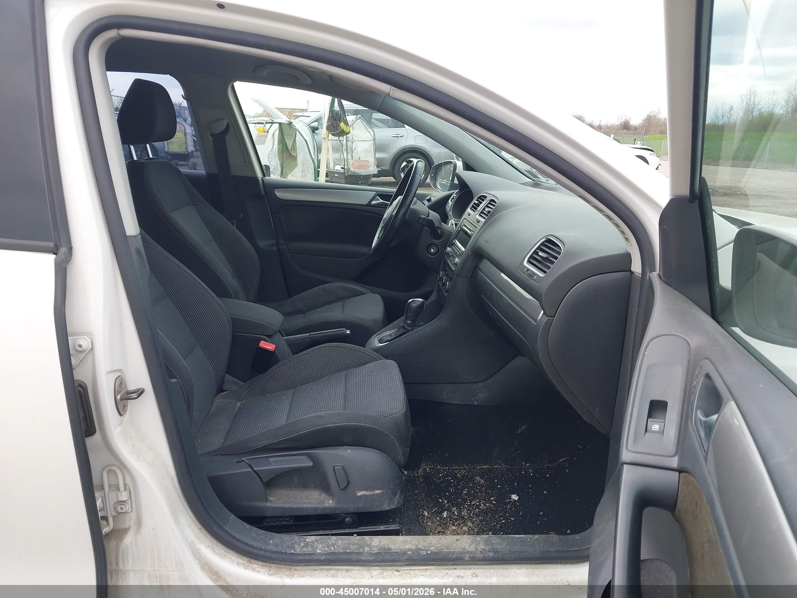 2013 Volkswagen Golf 2.5l 4-door Белый vin: WVWDB7AJ6DW041103