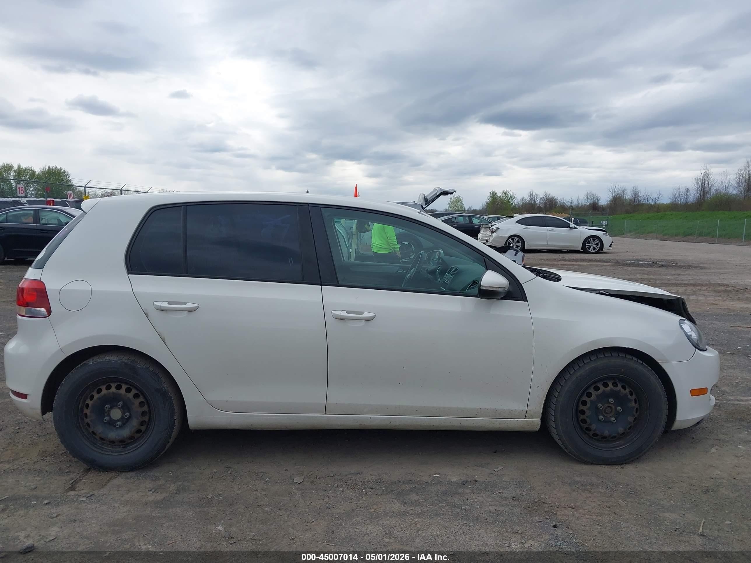 2013 Volkswagen Golf 2.5l 4-door Белый vin: WVWDB7AJ6DW041103