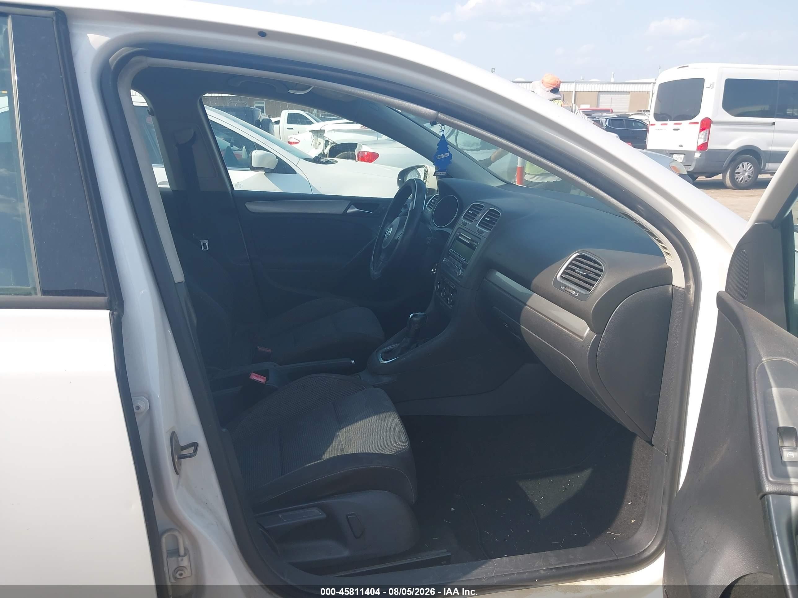 2012 Volkswagen Golf 2.5l 4-door White vin: WVWDB7AJ8CW259378