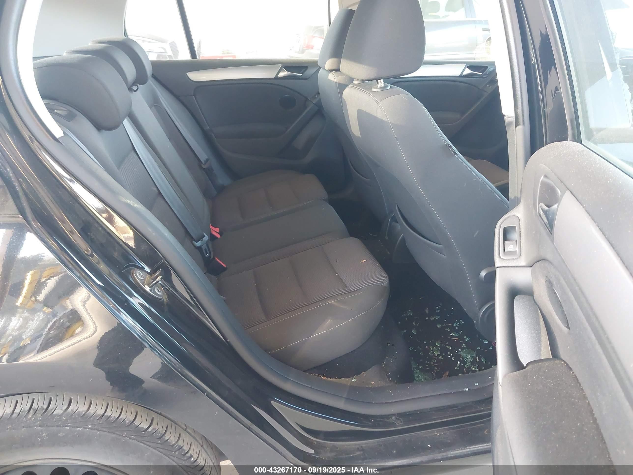 2010 Volkswagen Golf 4-door Черный vin: WVWDB7AJ9AW256177