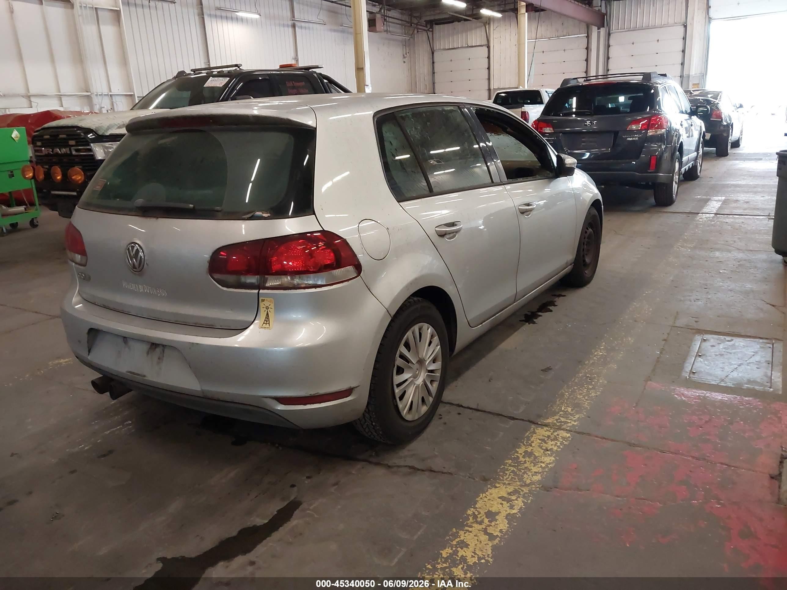 2012 Volkswagen Golf 2.5l 4-door Серебряный vin: WVWDB7AJ9CW007686