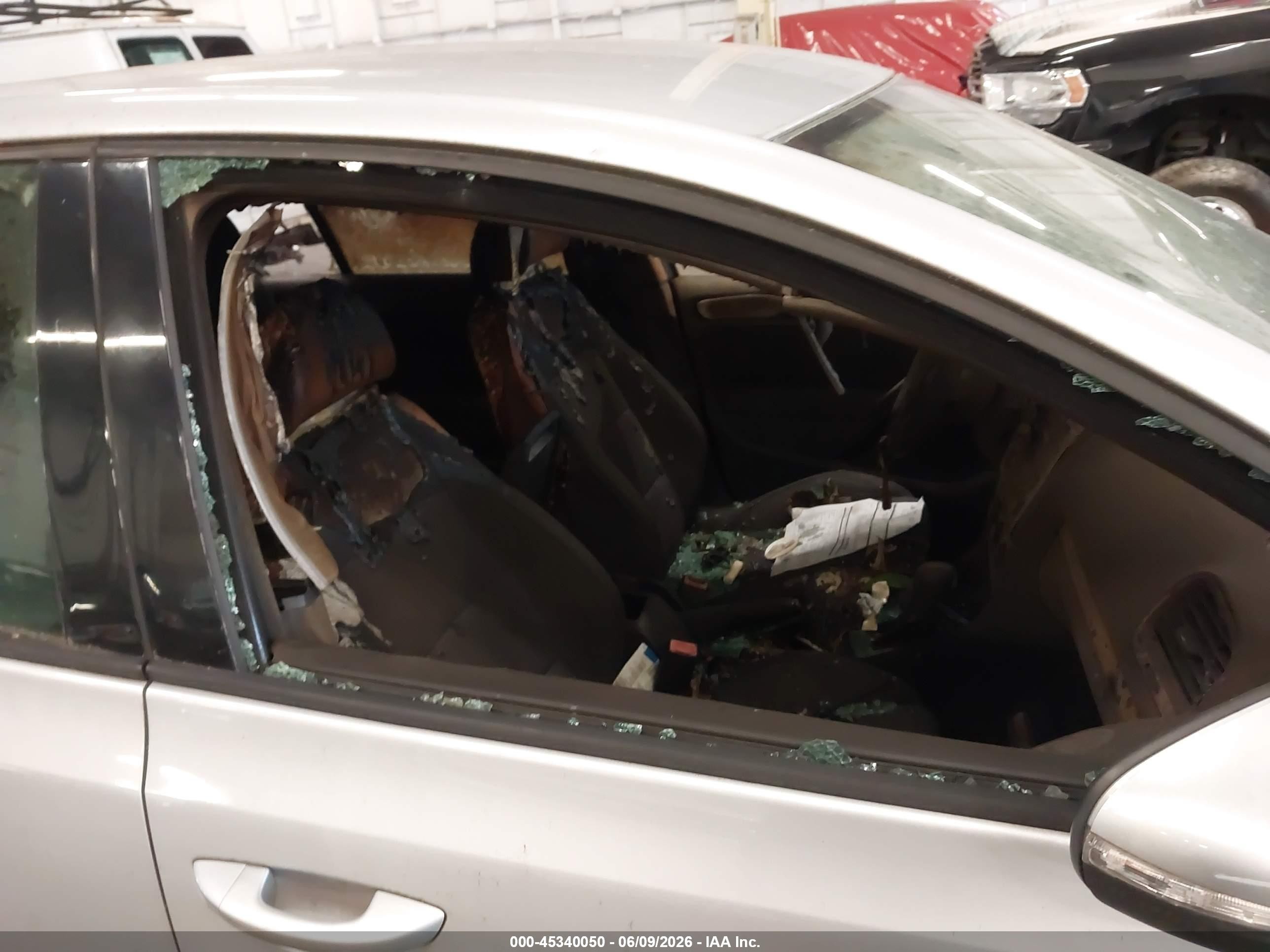 2012 Volkswagen Golf 2.5l 4-door Серебряный vin: WVWDB7AJ9CW007686