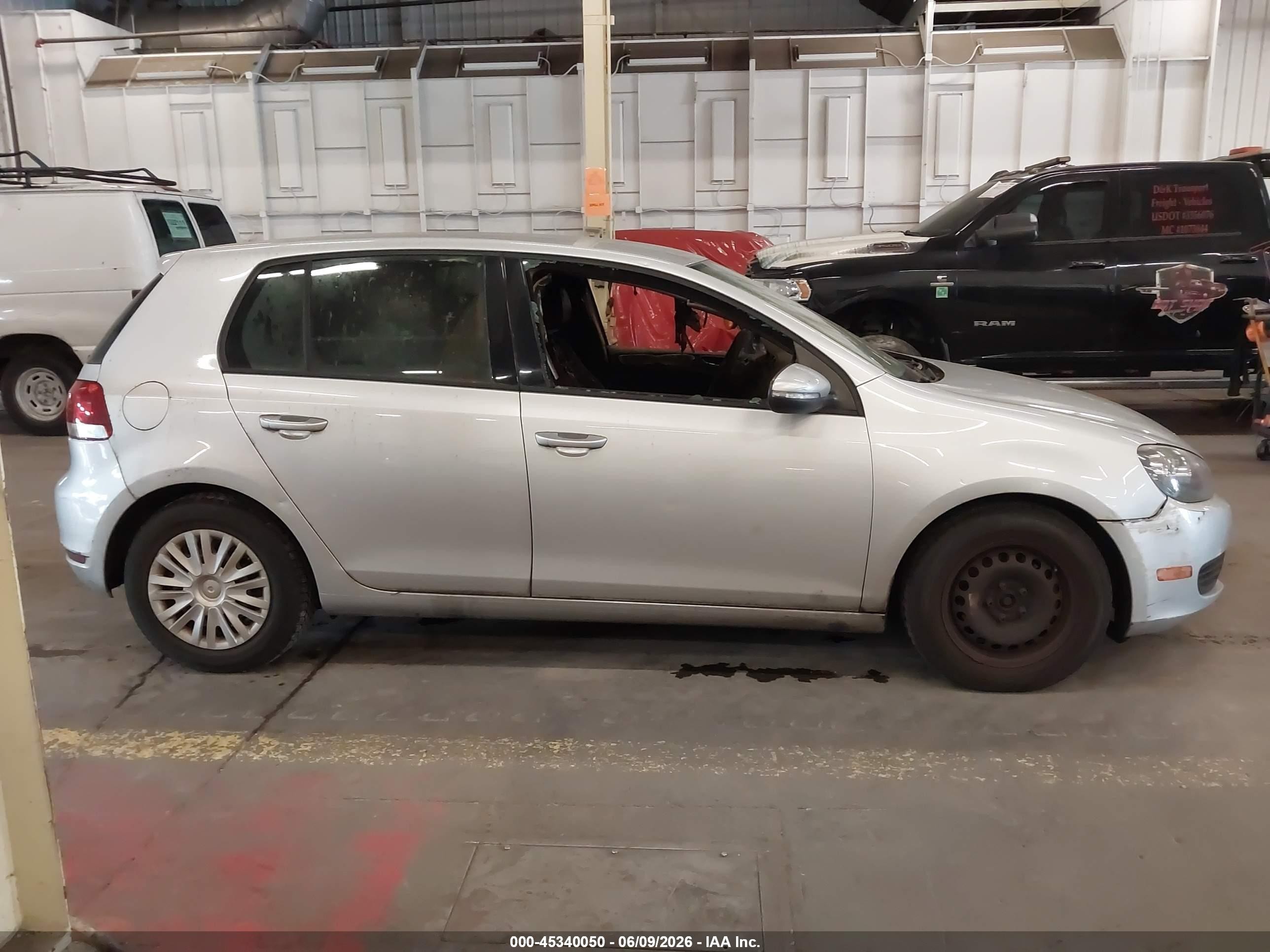 2012 Volkswagen Golf 2.5l 4-door Серебряный vin: WVWDB7AJ9CW007686
