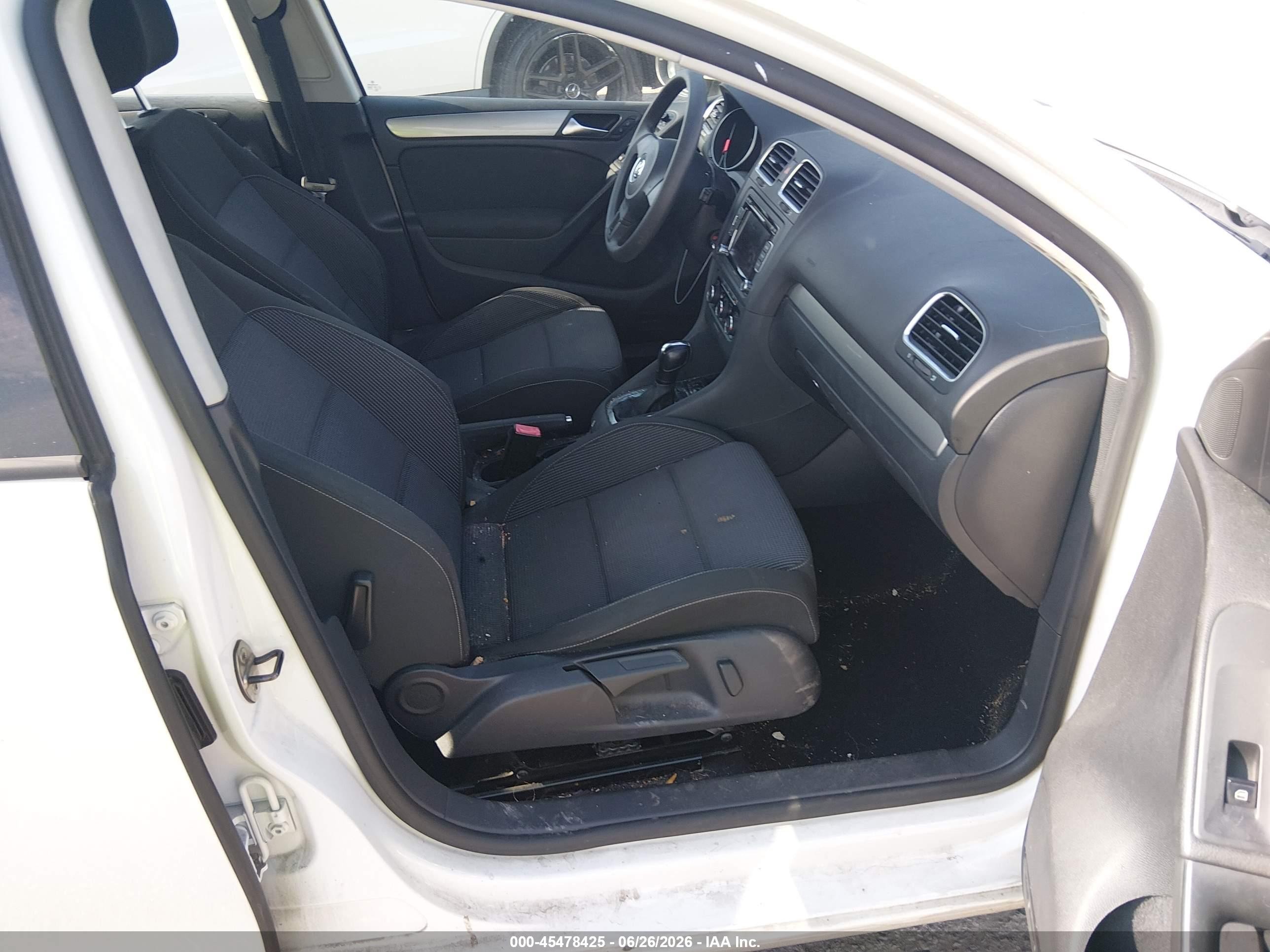 2012 Volkswagen Golf 2.5l 4-door White vin: WVWDB7AJXCW119106