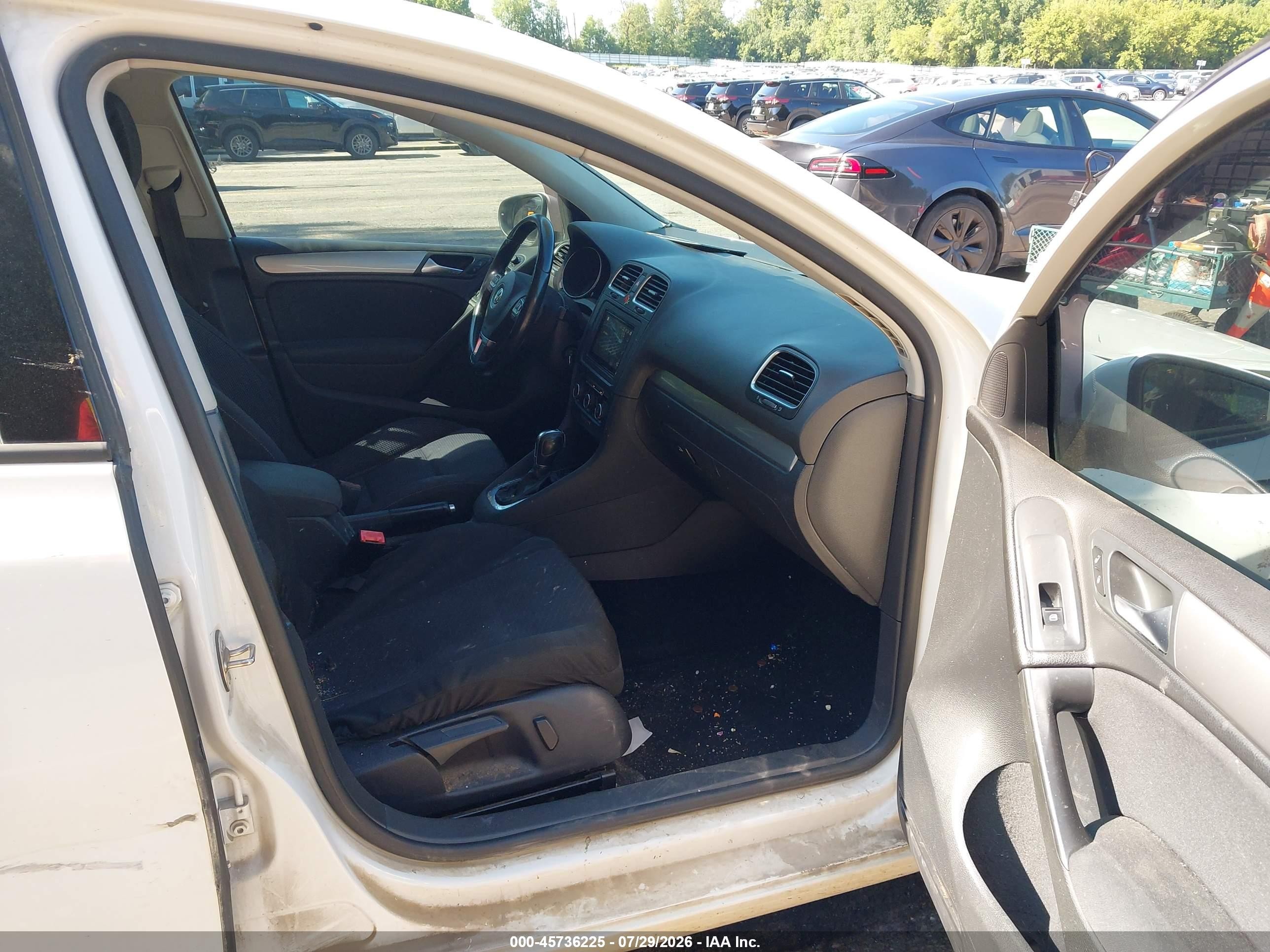 2013 Volkswagen Golf 2.0l Tdi 4-door White vin: WVWDM7AJ0DW123239