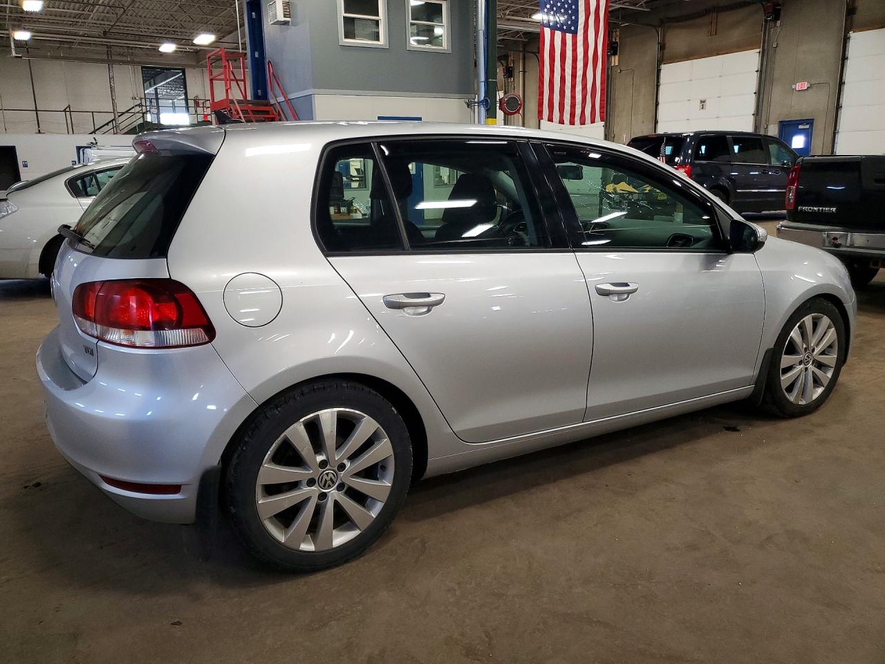 2014 Volkswagen Golf Серебряный vin: WVWDM7AJ4EW010332