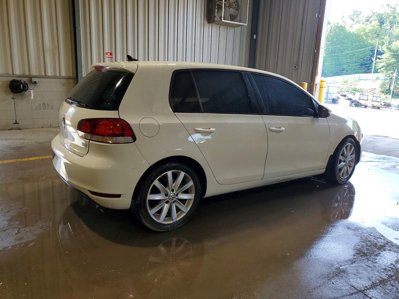 2011 Volkswagen Golf White vin: WVWDM7AJ6BW230213