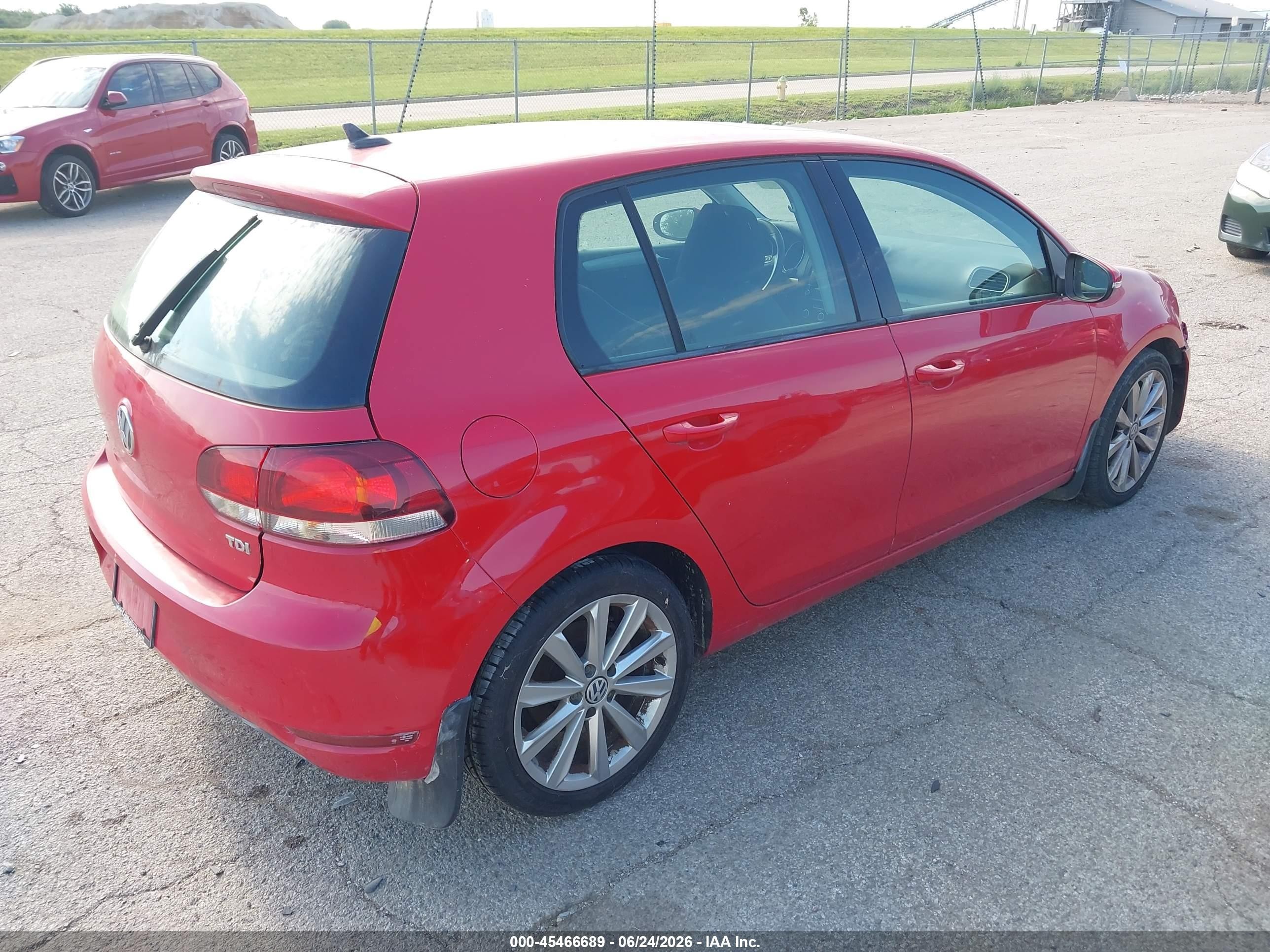 2013 Volkswagen Golf 2.0l Tdi 4-door Red vin: WVWDM7AJ7DW132942