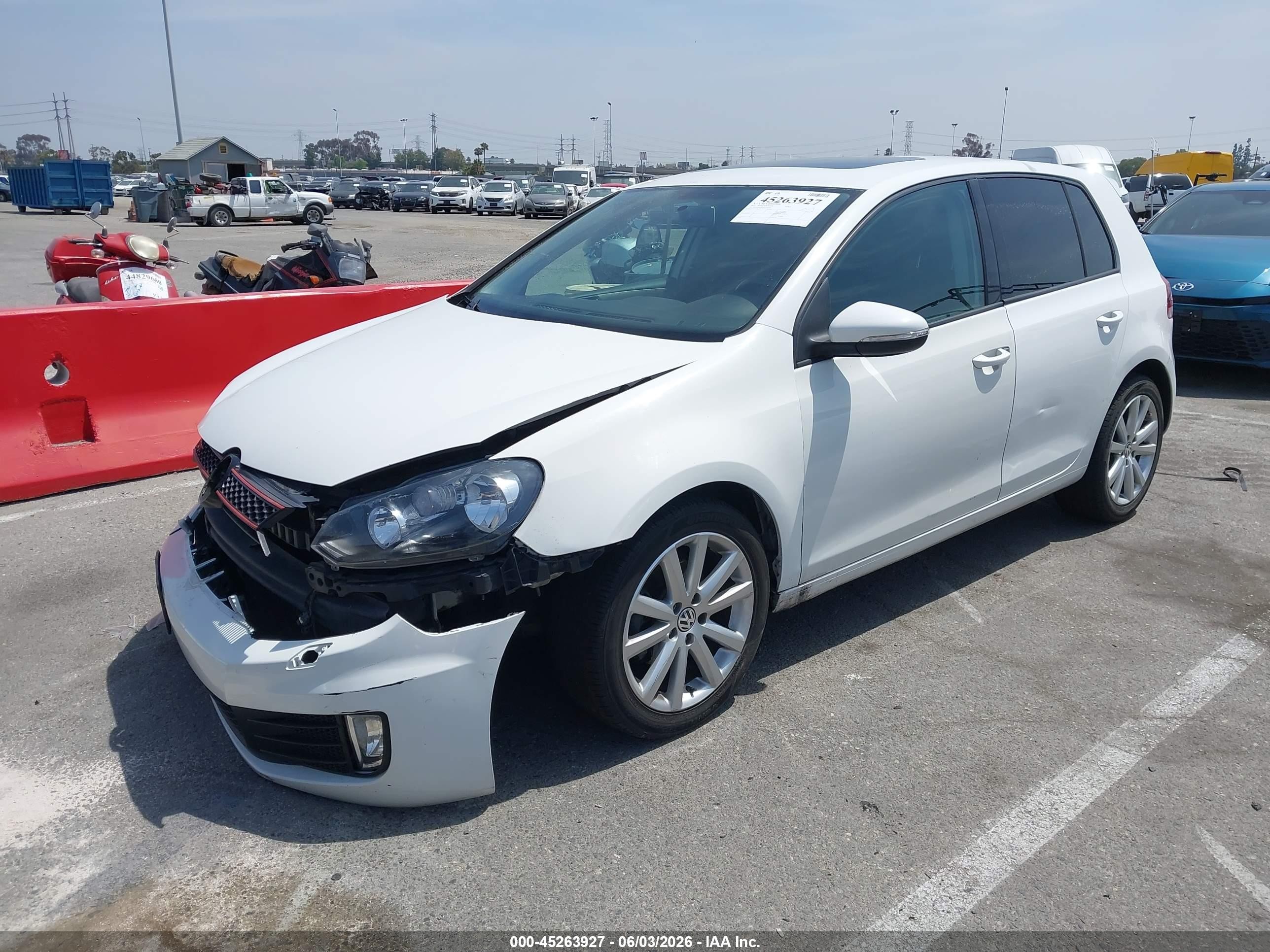 2012 Volkswagen Golf Tdi 4-door White vin: WVWDM7AJ8CW298708