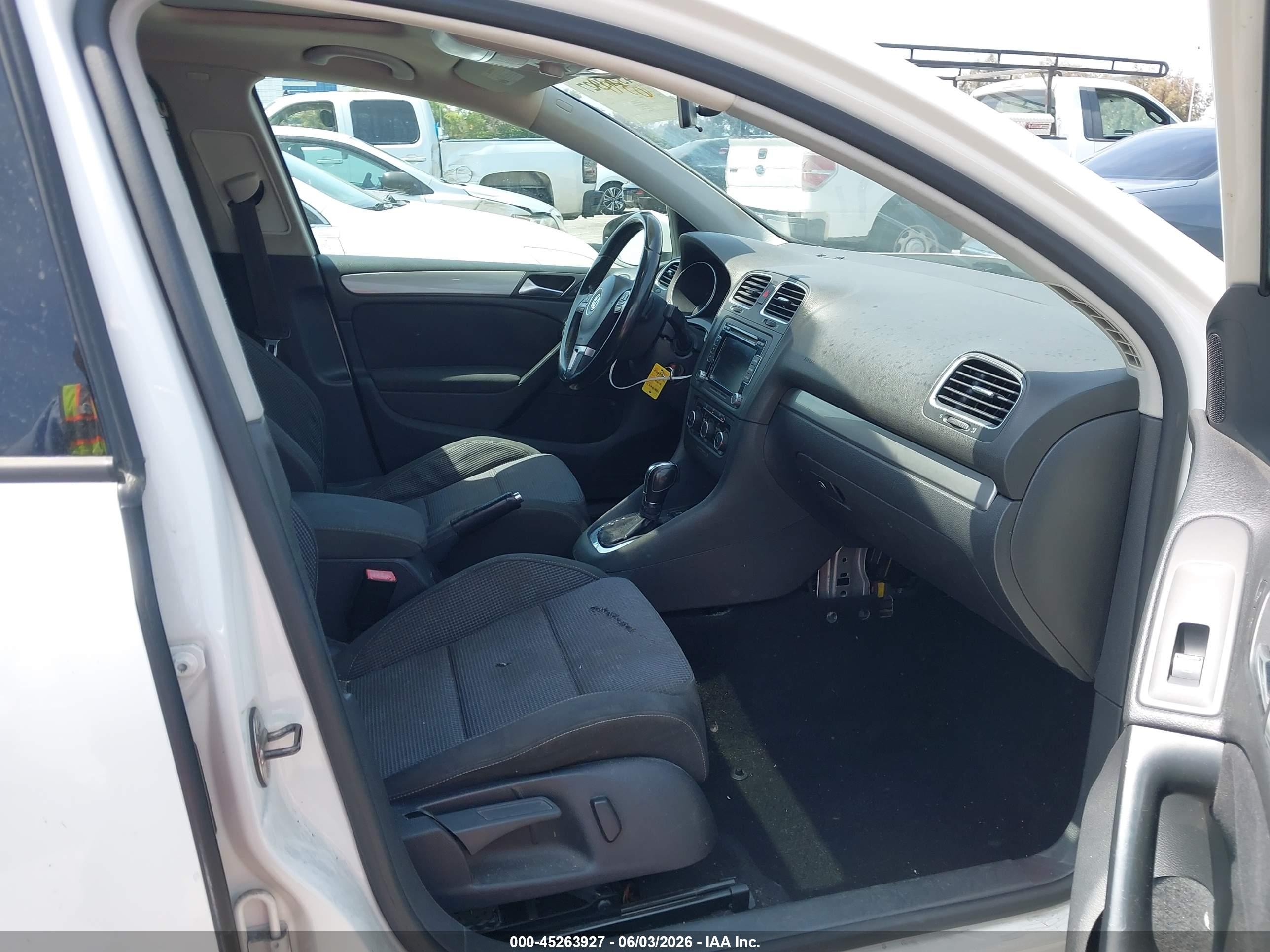 2012 Volkswagen Golf Tdi 4-door White vin: WVWDM7AJ8CW298708
