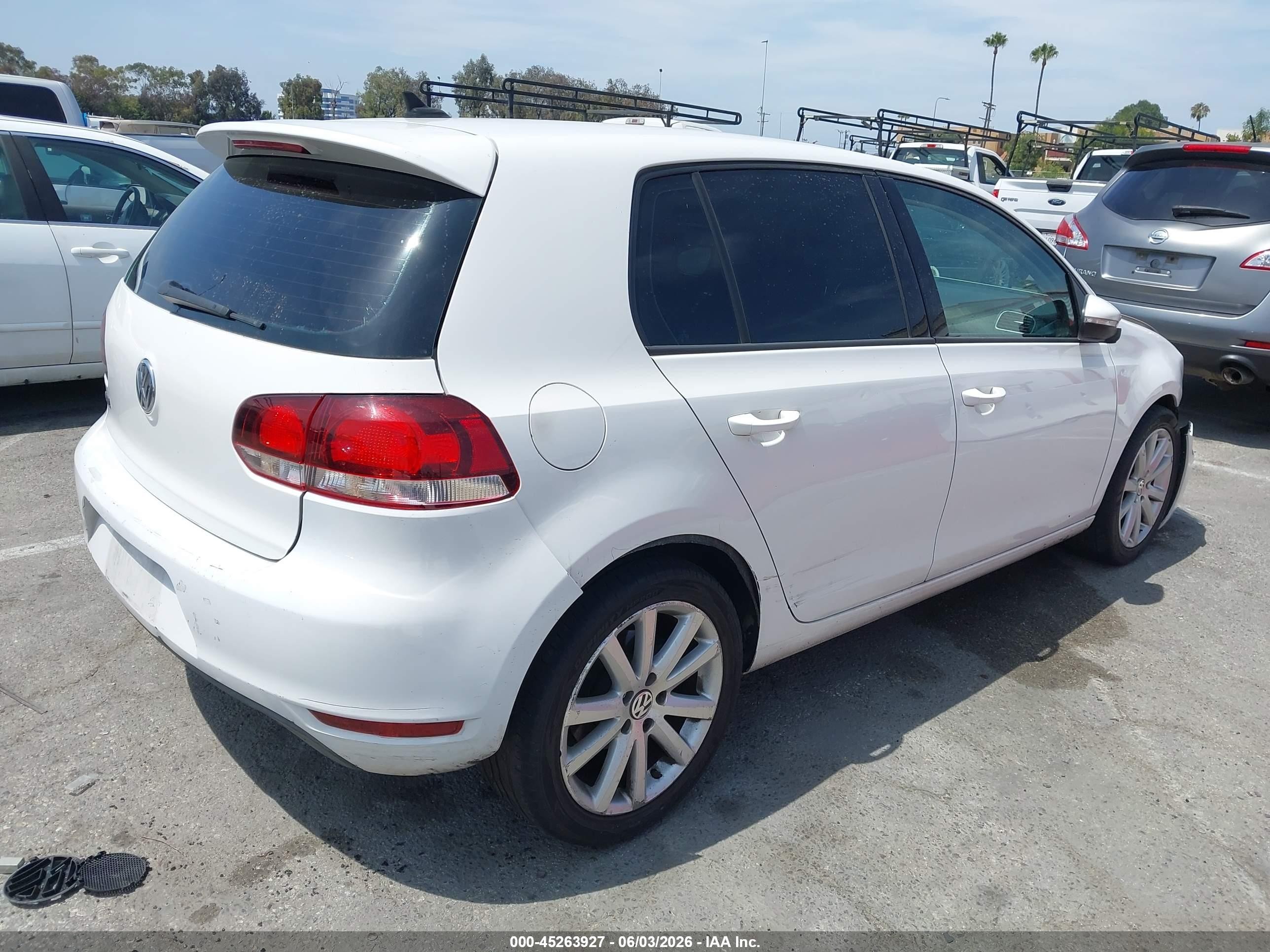 2012 Volkswagen Golf Tdi 4-door White vin: WVWDM7AJ8CW298708