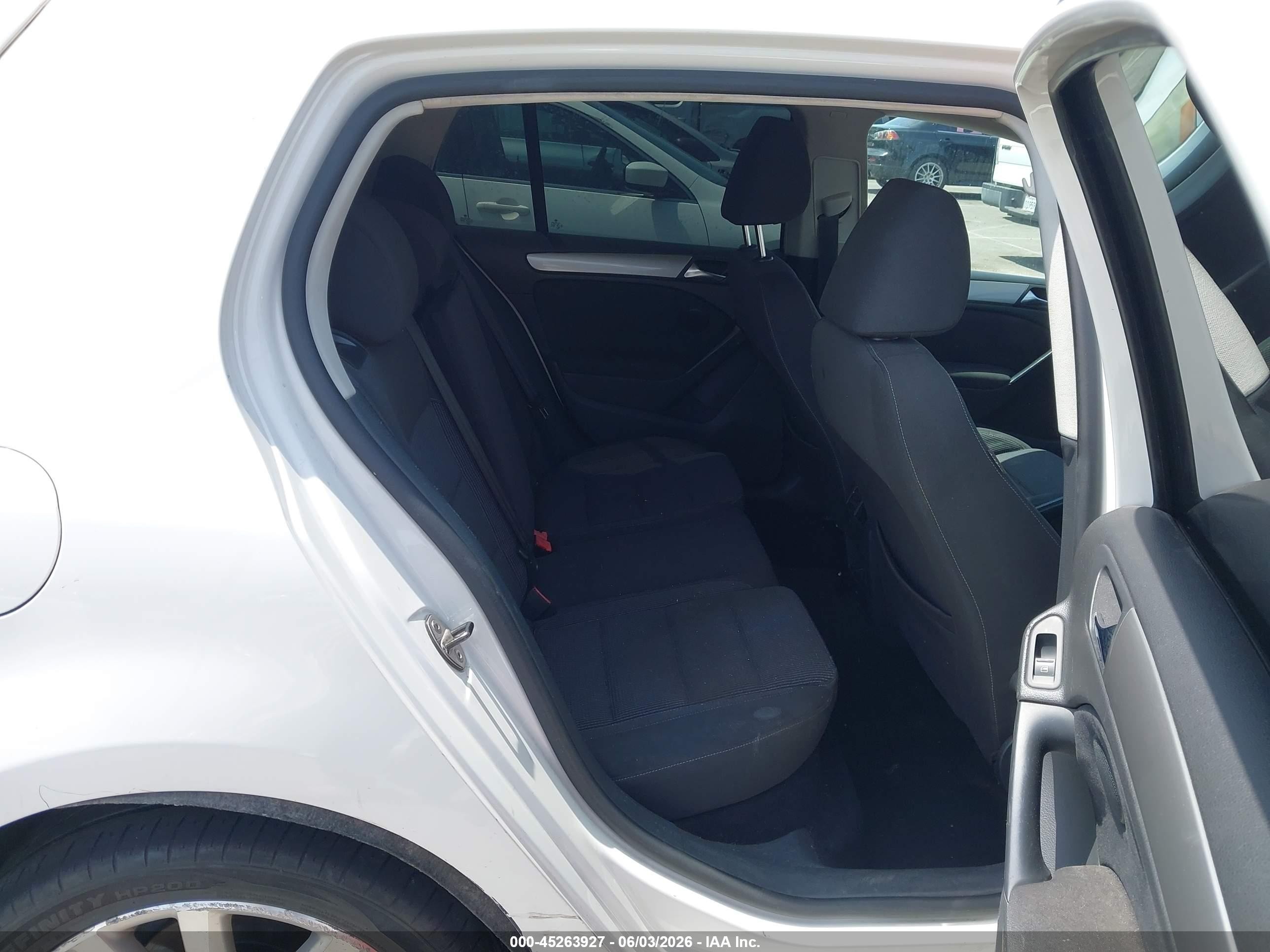 2012 Volkswagen Golf Tdi 4-door White vin: WVWDM7AJ8CW298708