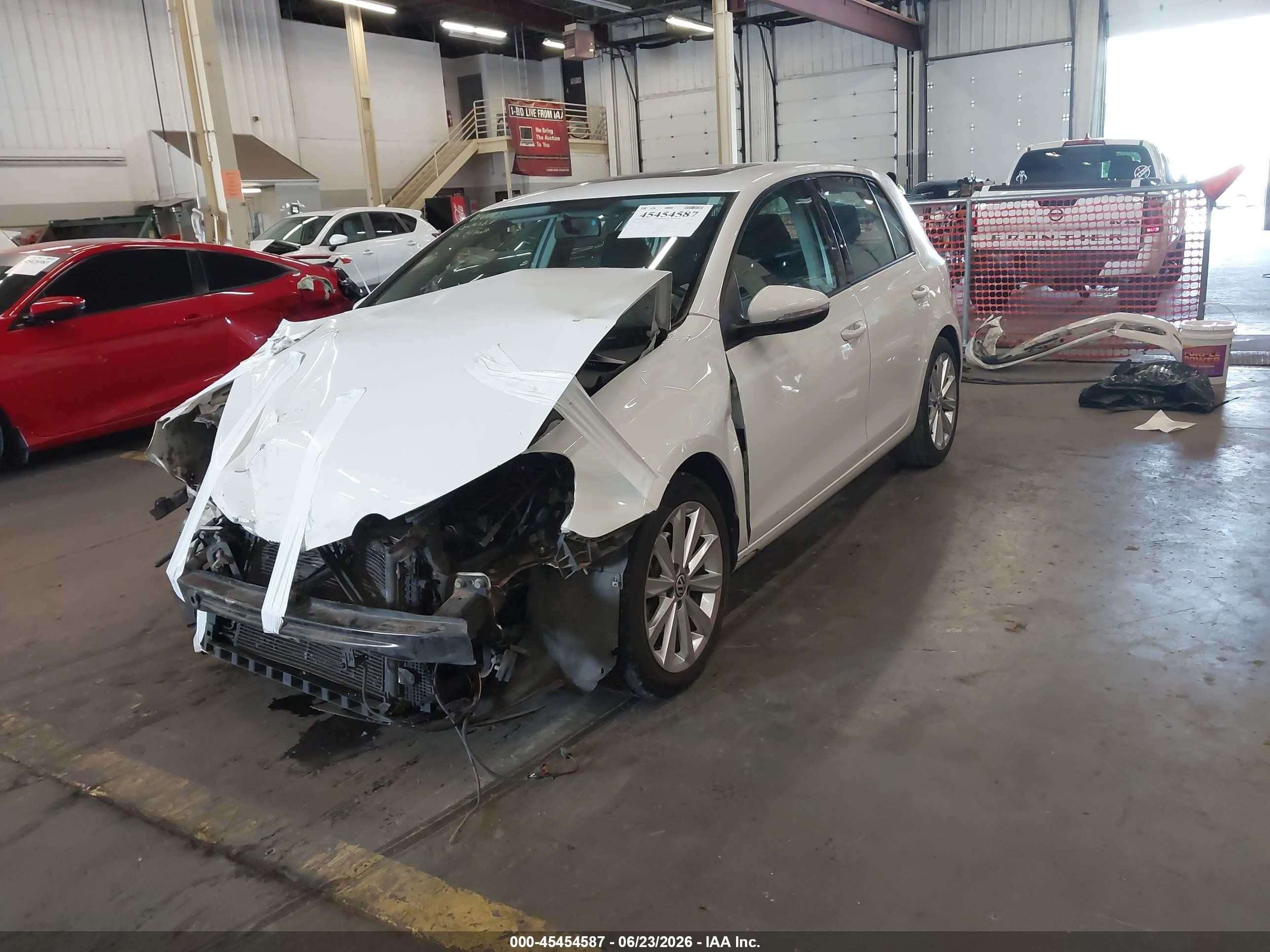 2013 Volkswagen Golf 2.0l Tdi 4-door Белый vin: WVWDM7AJ9DW090922