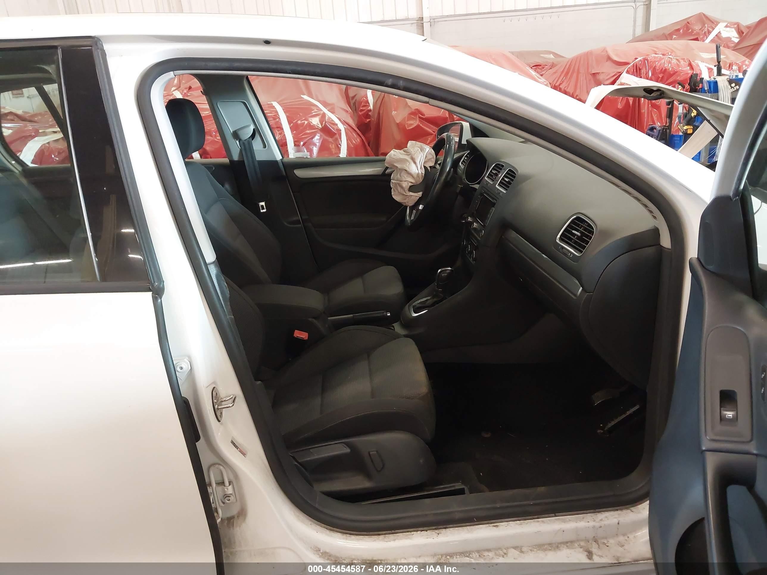 2013 Volkswagen Golf 2.0l Tdi 4-door Белый vin: WVWDM7AJ9DW090922