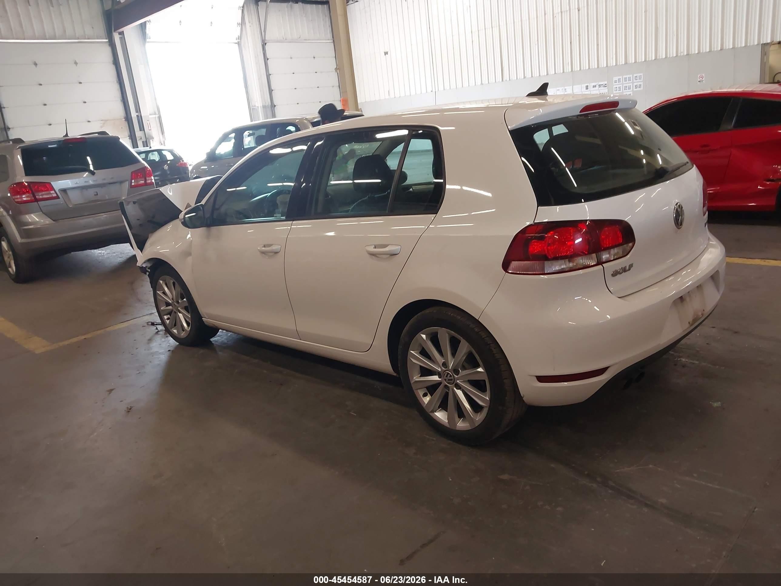 2013 Volkswagen Golf 2.0l Tdi 4-door Белый vin: WVWDM7AJ9DW090922