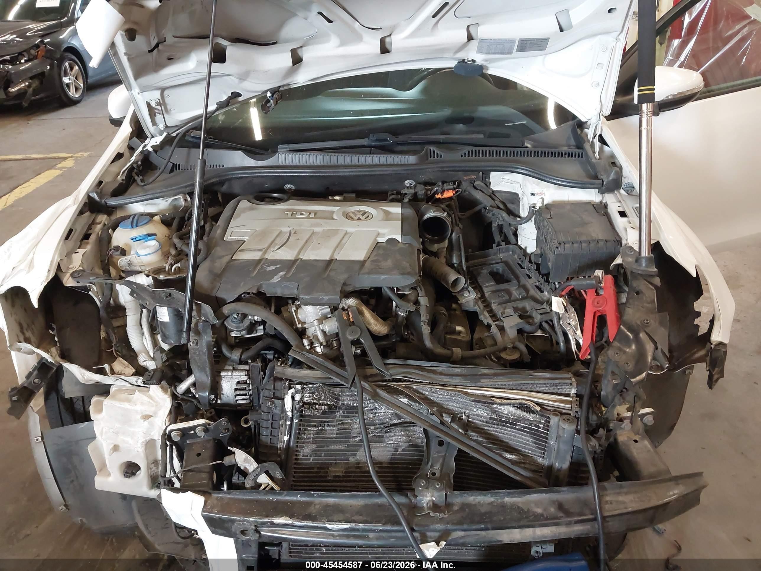 2013 Volkswagen Golf 2.0l Tdi 4-door Белый vin: WVWDM7AJ9DW090922