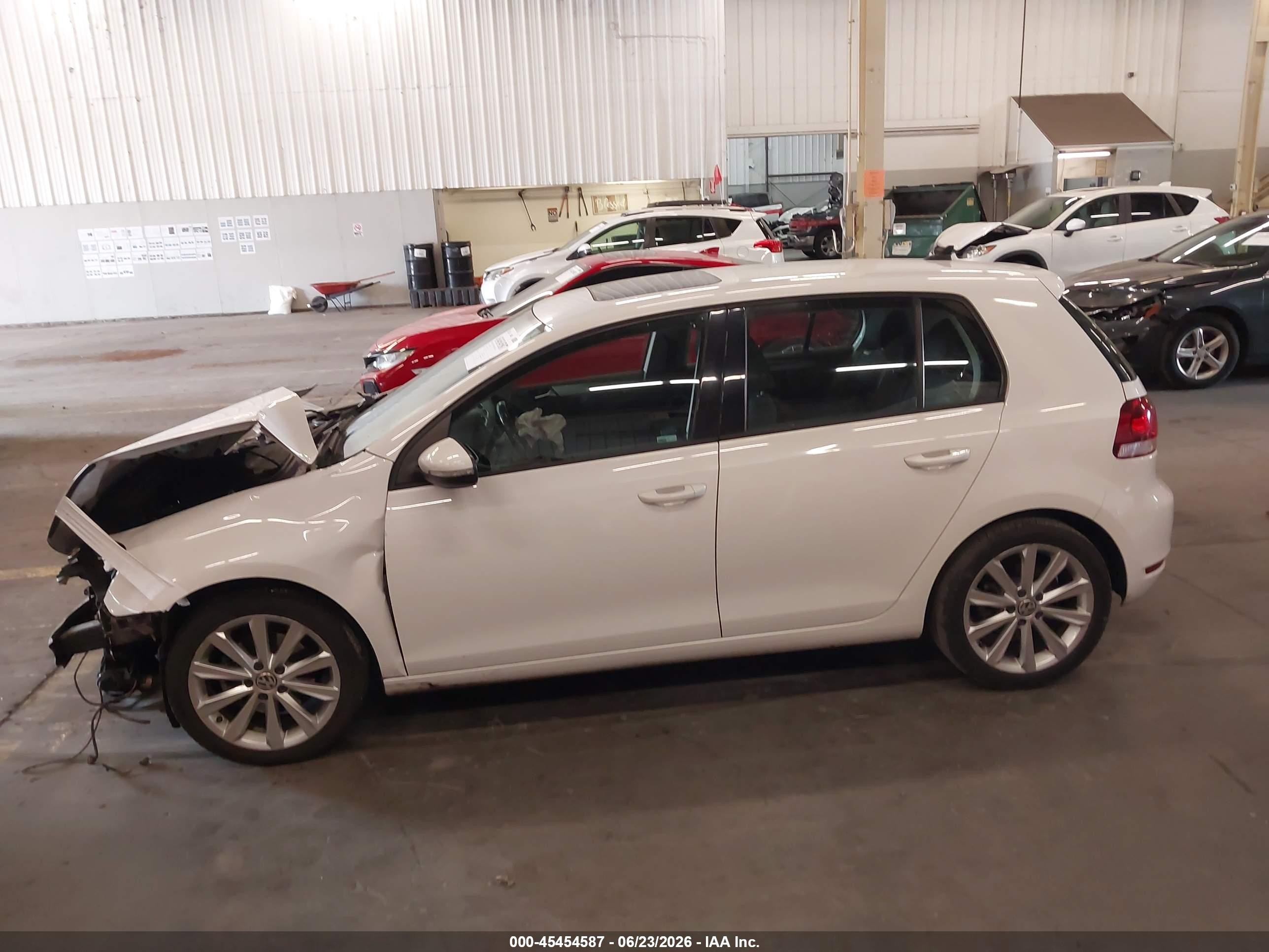 2013 Volkswagen Golf 2.0l Tdi 4-door Белый vin: WVWDM7AJ9DW090922