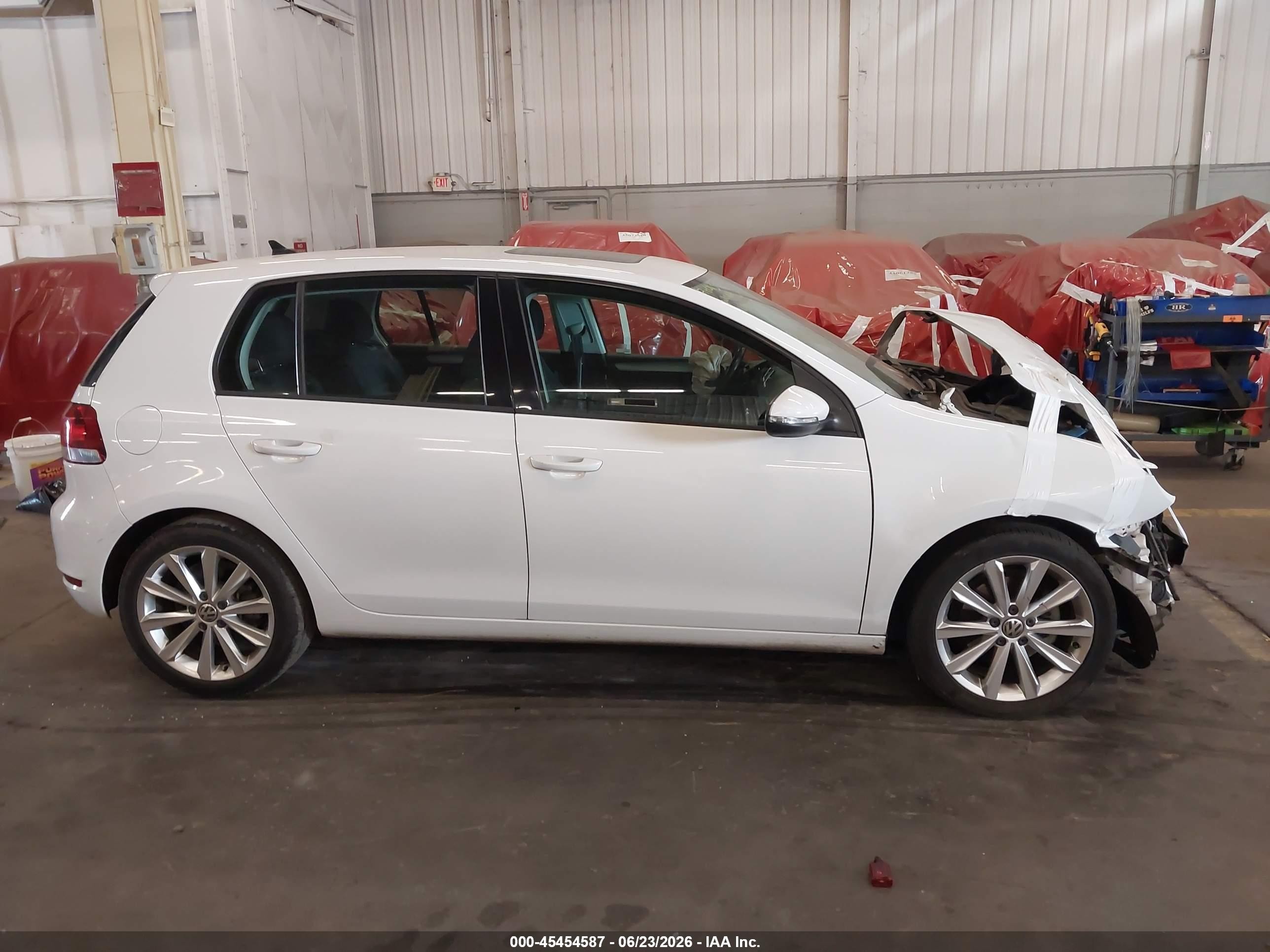 2013 Volkswagen Golf 2.0l Tdi 4-door Белый vin: WVWDM7AJ9DW090922