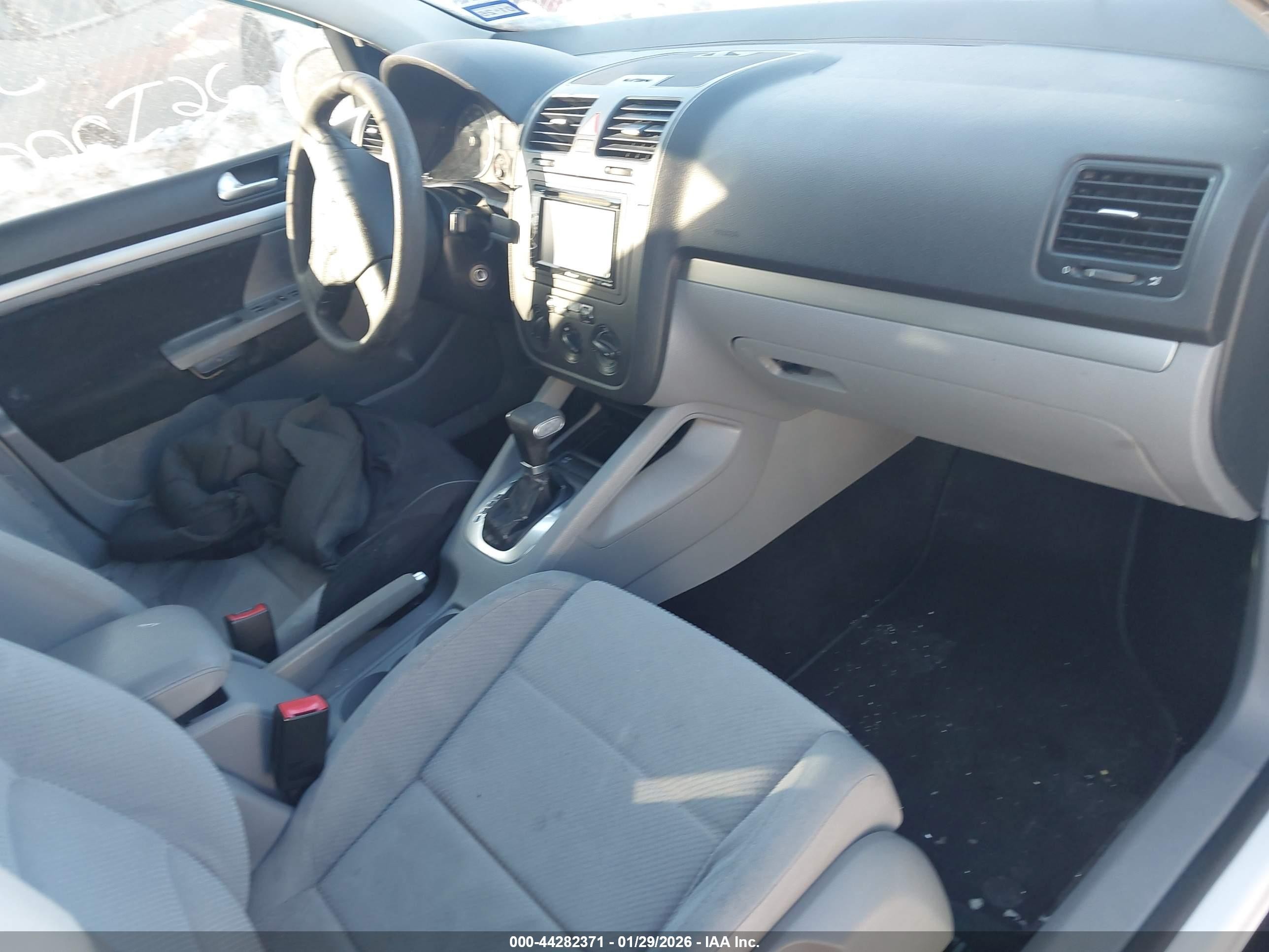 2007 Volkswagen Rabbit 4-door White vin: WVWDR71K47W267309