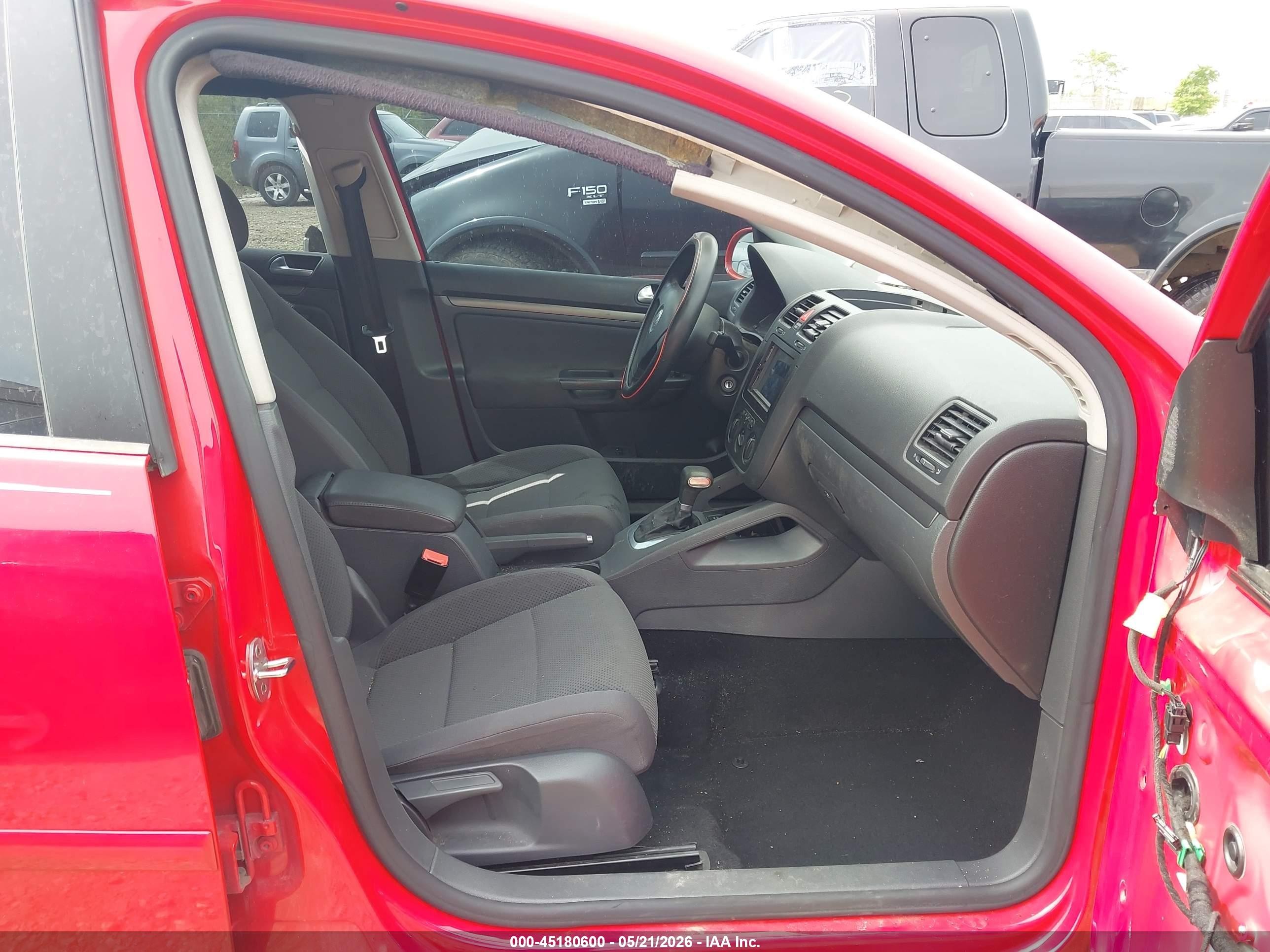 2007 Volkswagen Rabbit 4-door Red vin: WVWDR71K57W173455