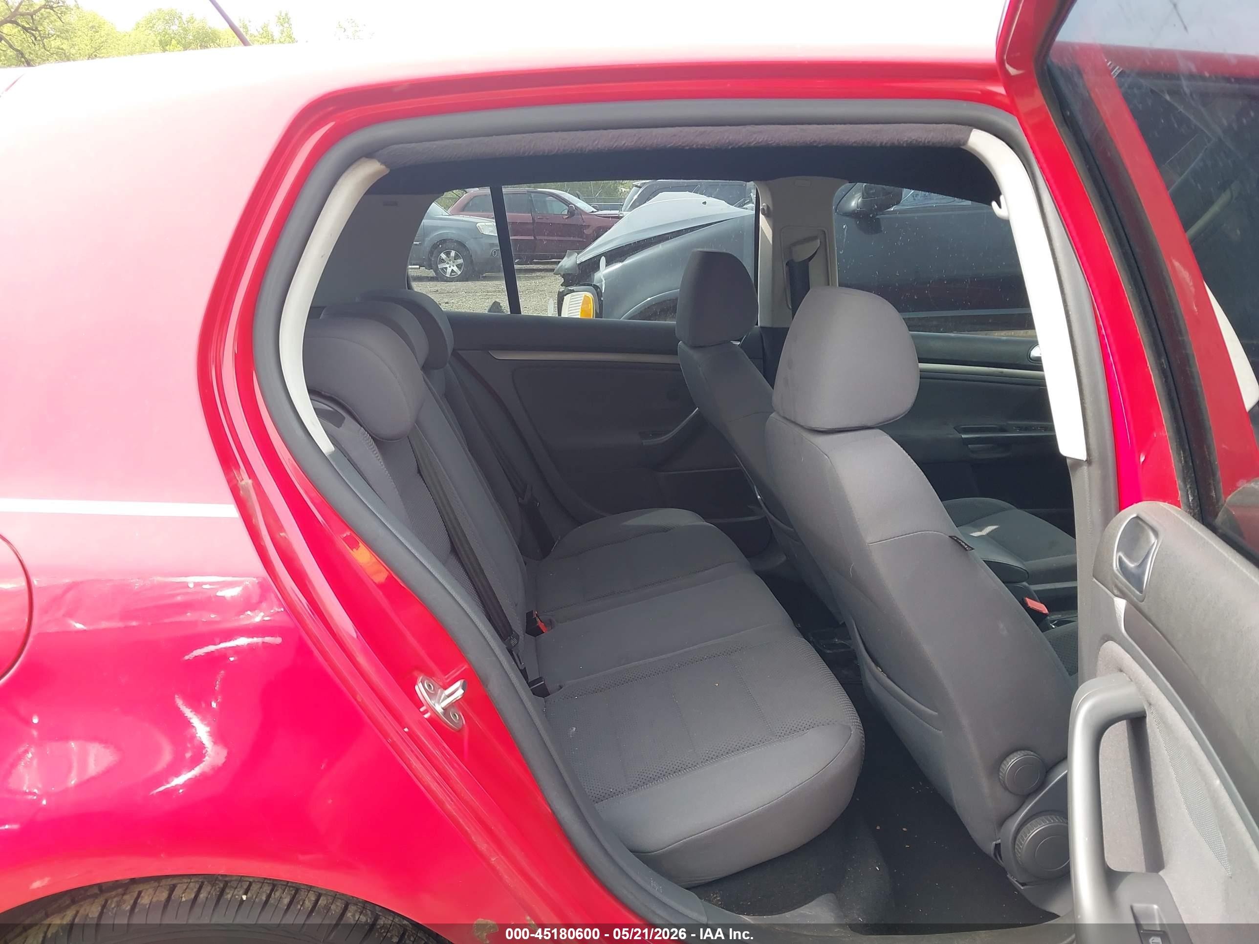 2007 Volkswagen Rabbit 4-door Red vin: WVWDR71K57W173455