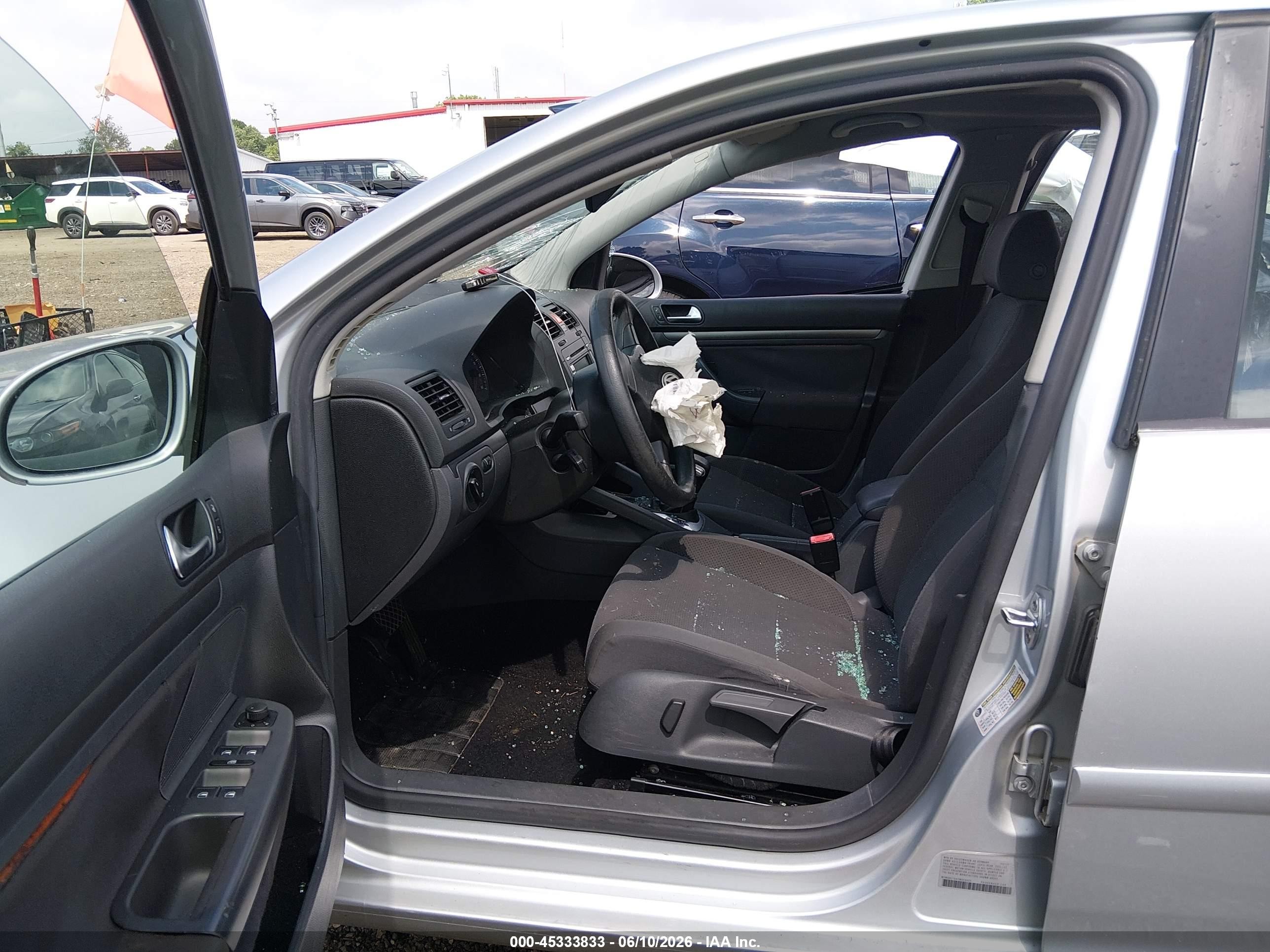 2007 Volkswagen Rabbit 4-door (a6) Серебряный vin: WVWDR71K67W059903