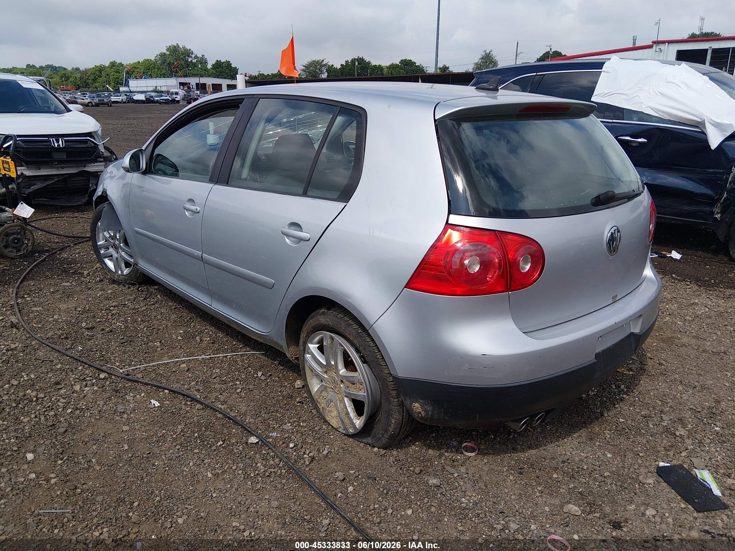 2007 Volkswagen Rabbit 4-door (a6) Серебряный vin: WVWDR71K67W059903