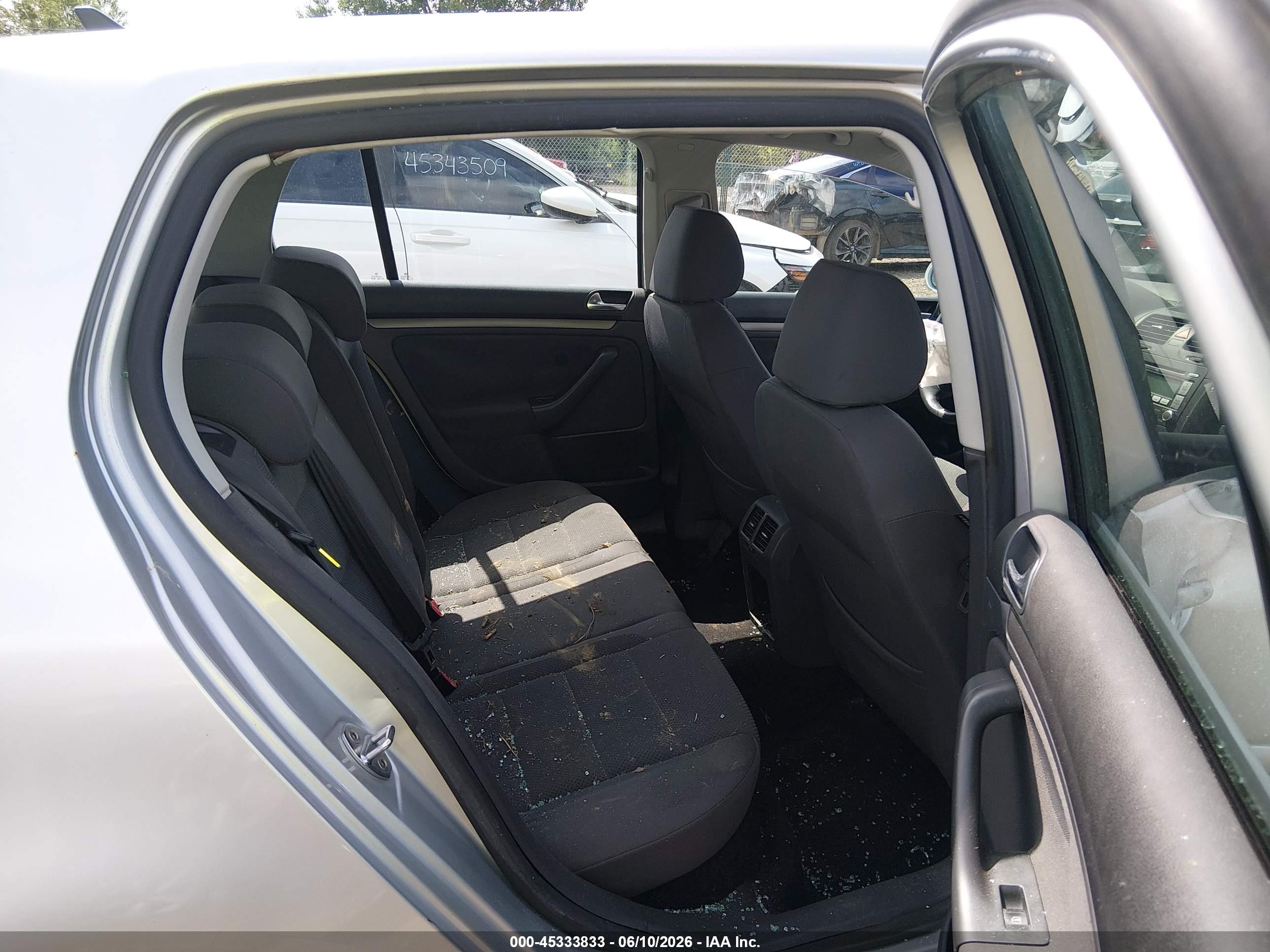 2007 Volkswagen Rabbit 4-door (a6) Серебряный vin: WVWDR71K67W059903