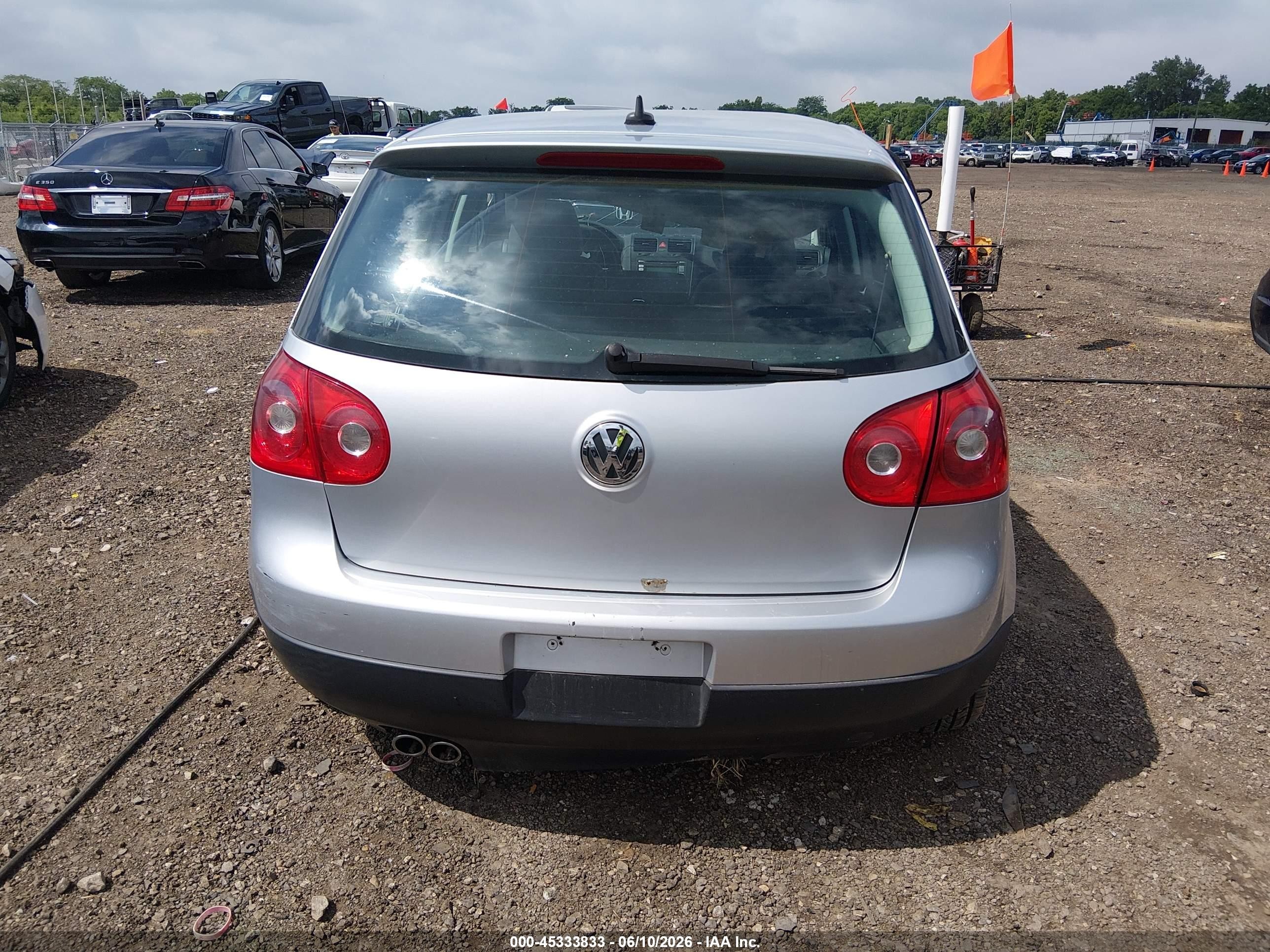 2007 Volkswagen Rabbit 4-door (a6) Серебряный vin: WVWDR71K67W059903