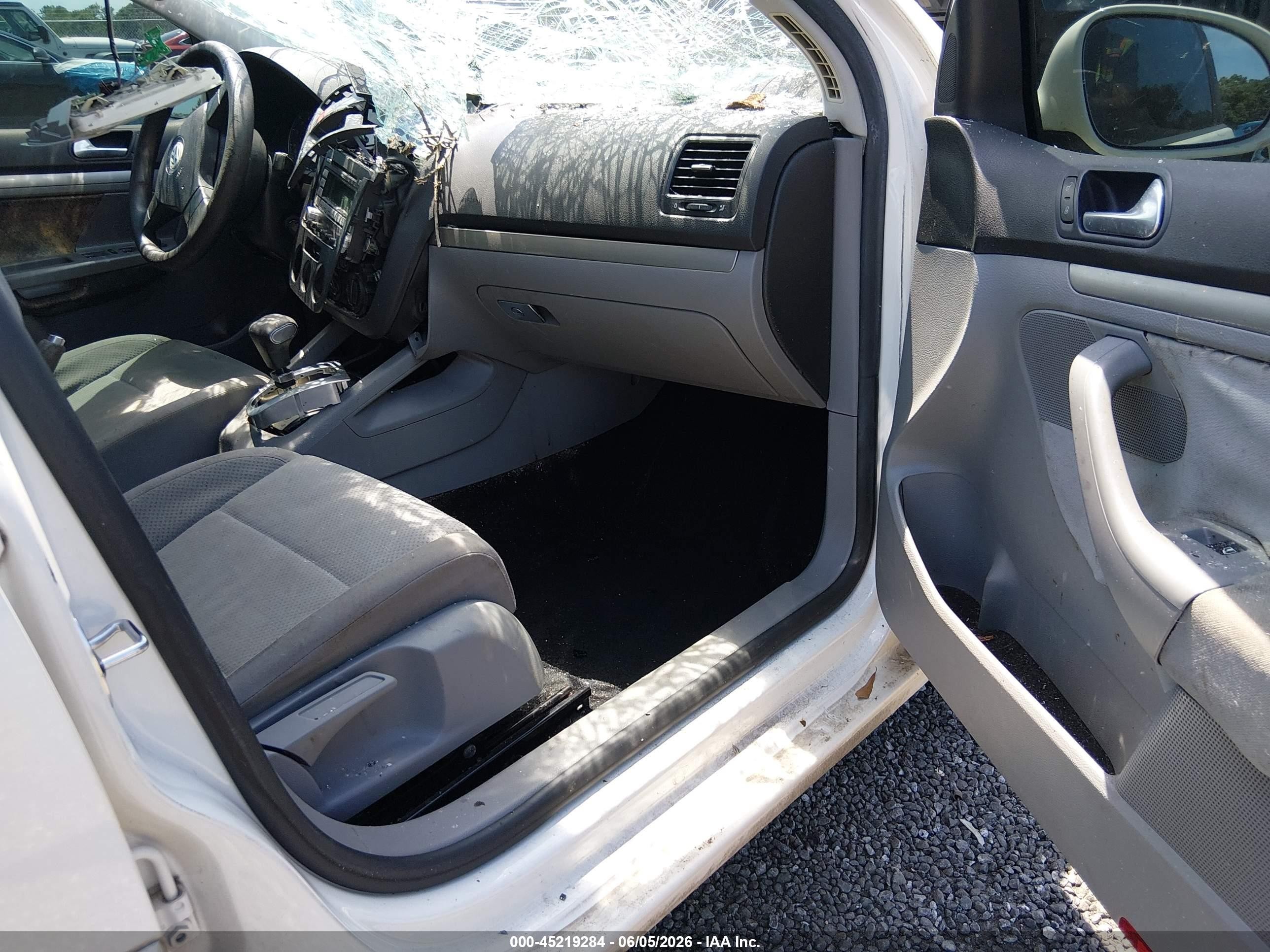 2007 Volkswagen Rabbit 4-door White vin: WVWDR71K87W237245