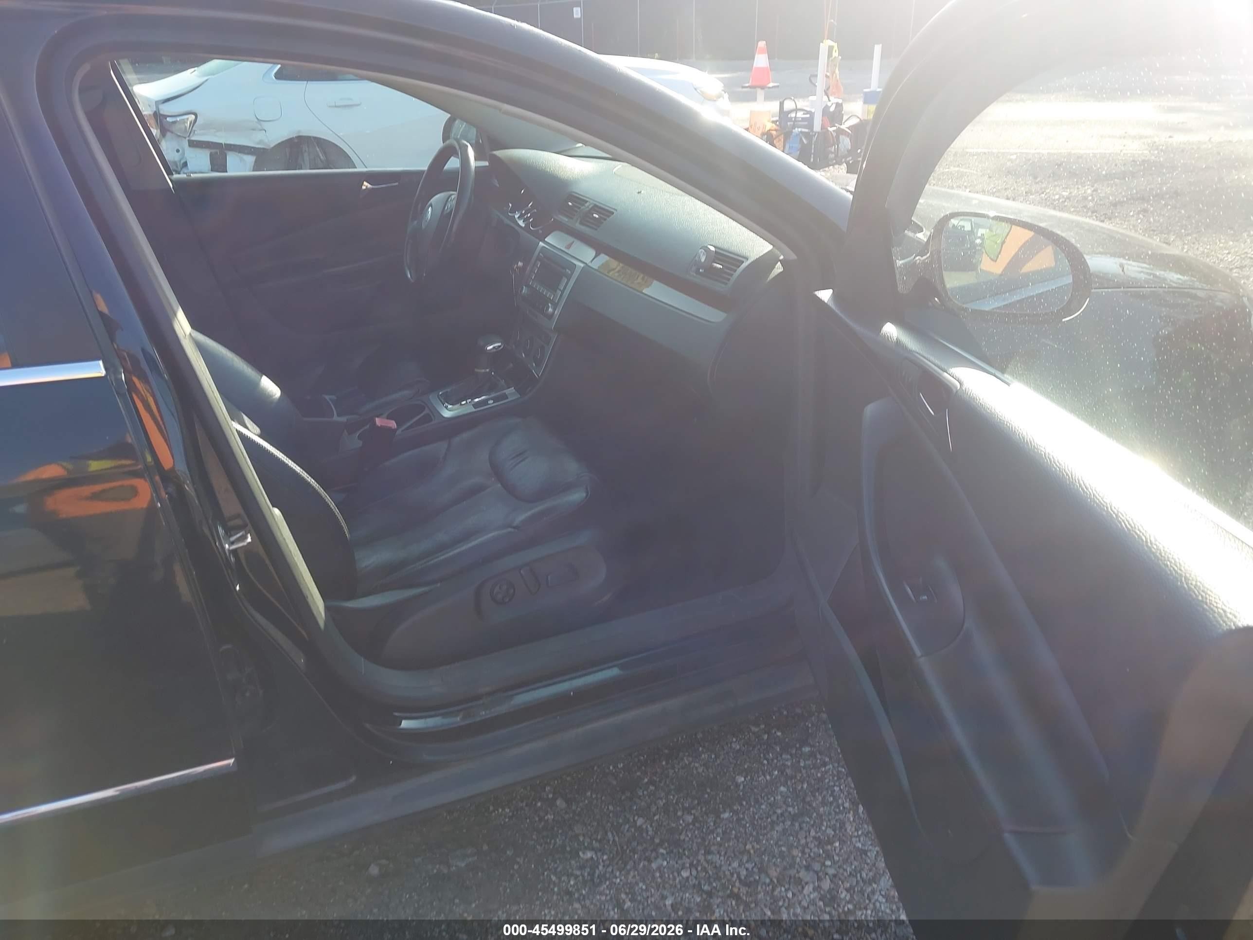 2008 Volkswagen Passat Lux Black vin: WVWEK73C38P059545