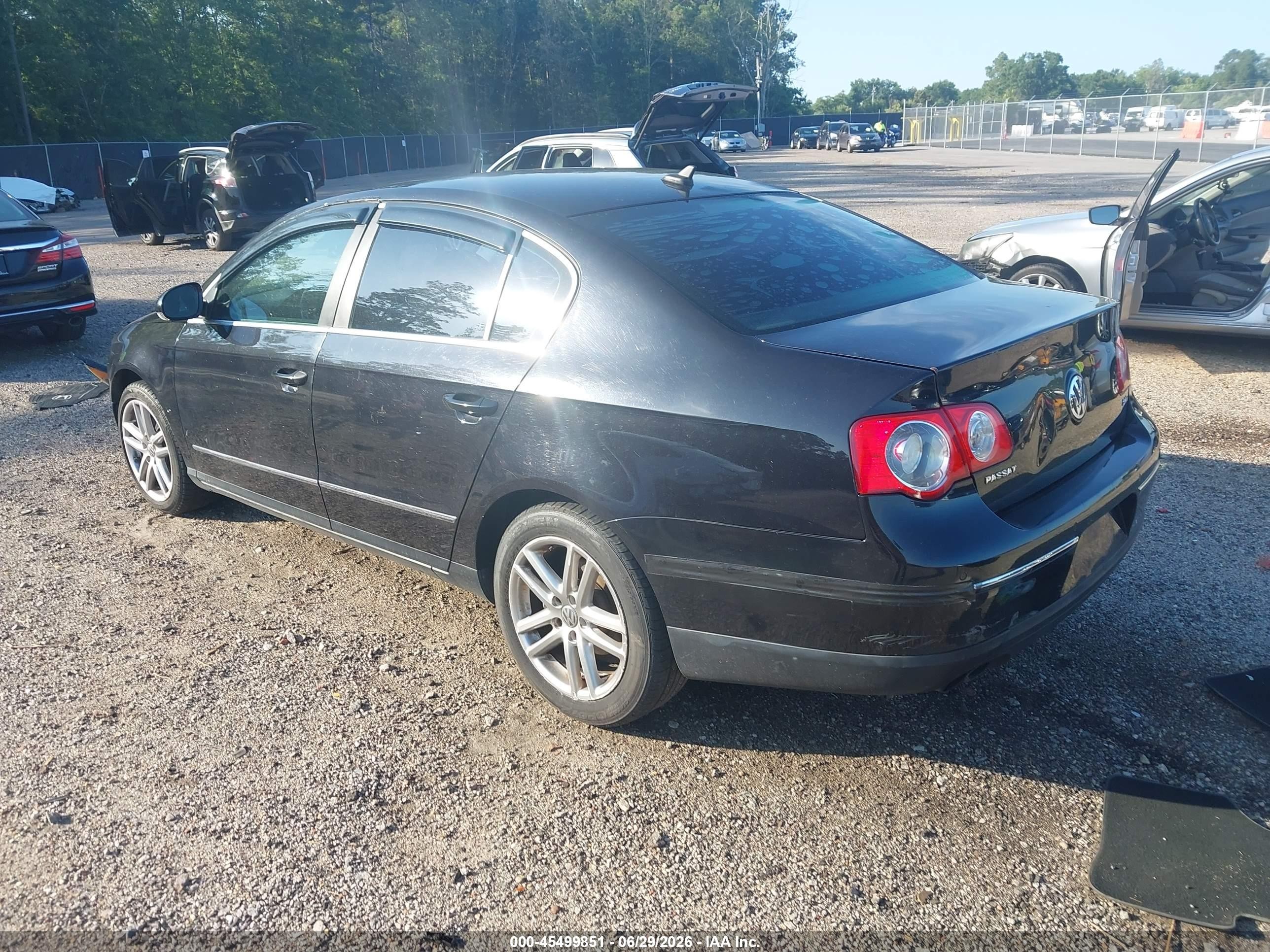 2008 Volkswagen Passat Lux Black vin: WVWEK73C38P059545