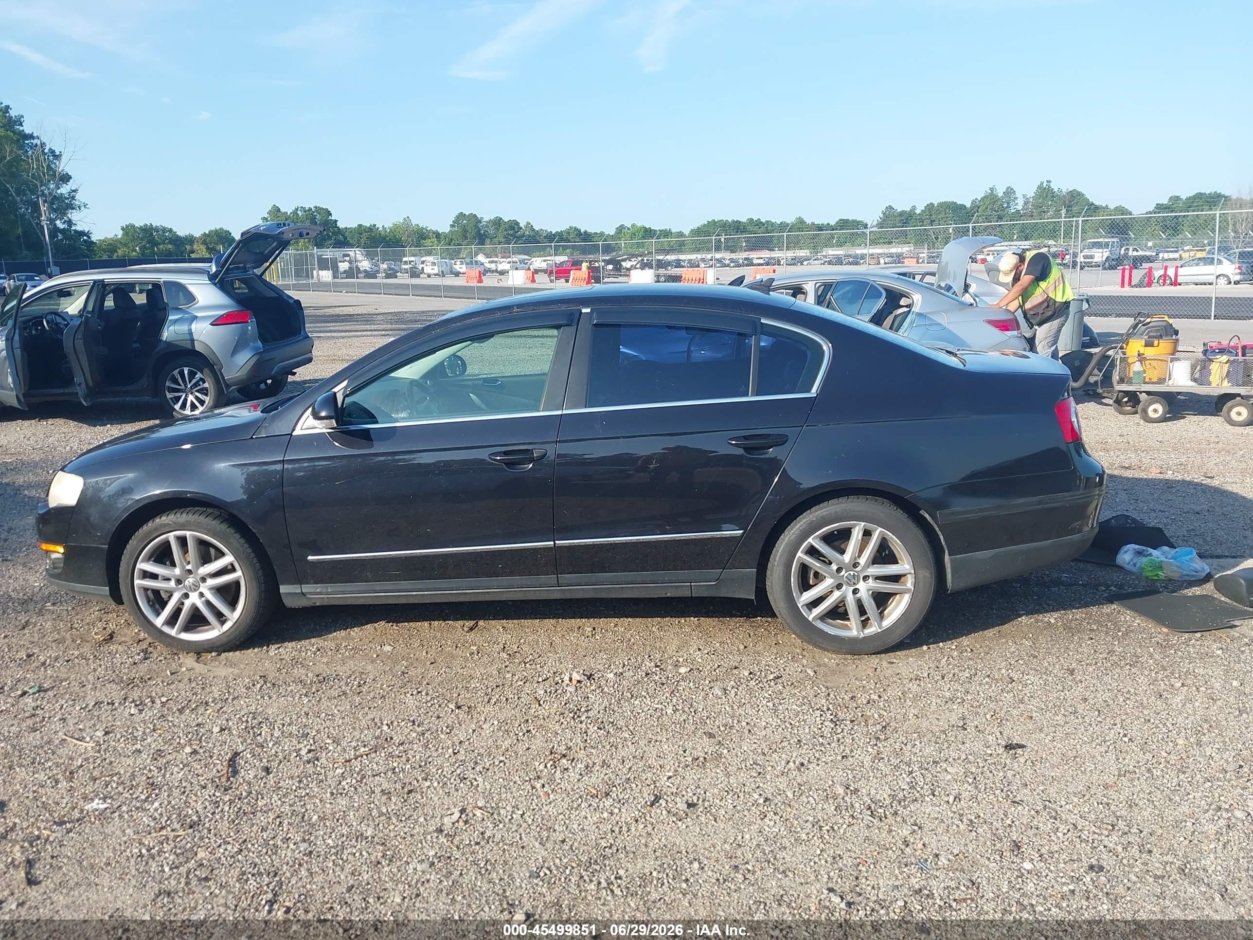 2008 Volkswagen Passat Lux Black vin: WVWEK73C38P059545