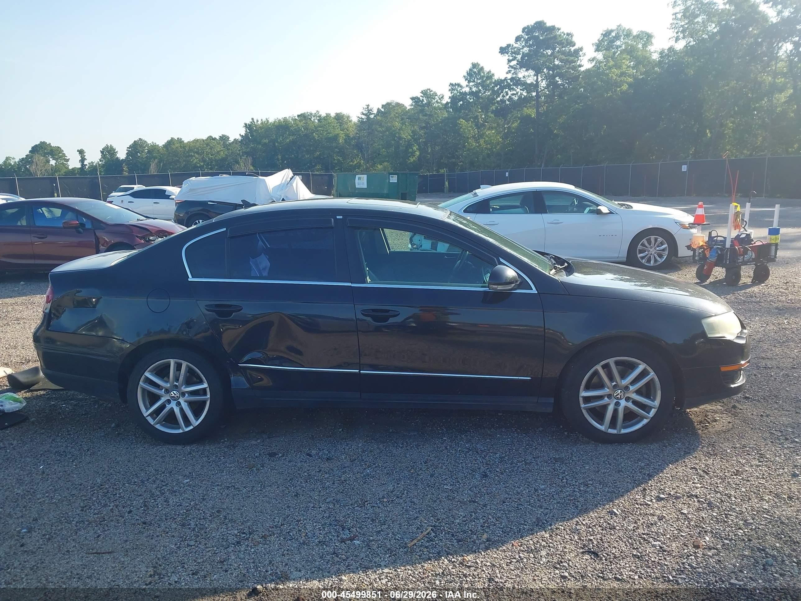 2008 Volkswagen Passat Lux Black vin: WVWEK73C38P059545