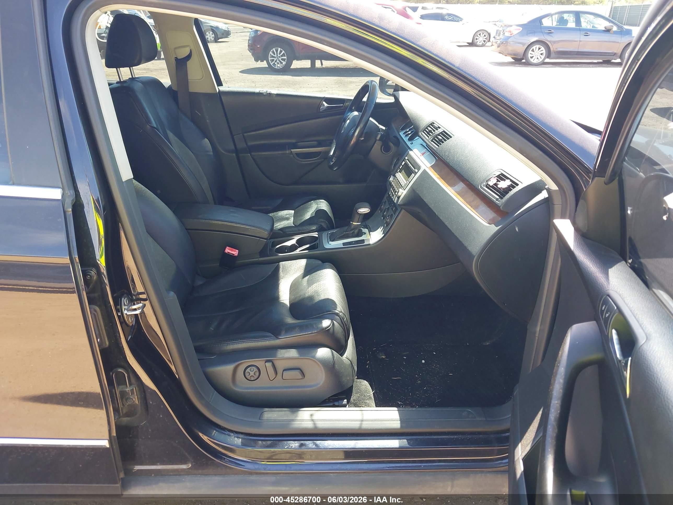2008 Volkswagen Passat Lux Black vin: WVWEK73C58E170691