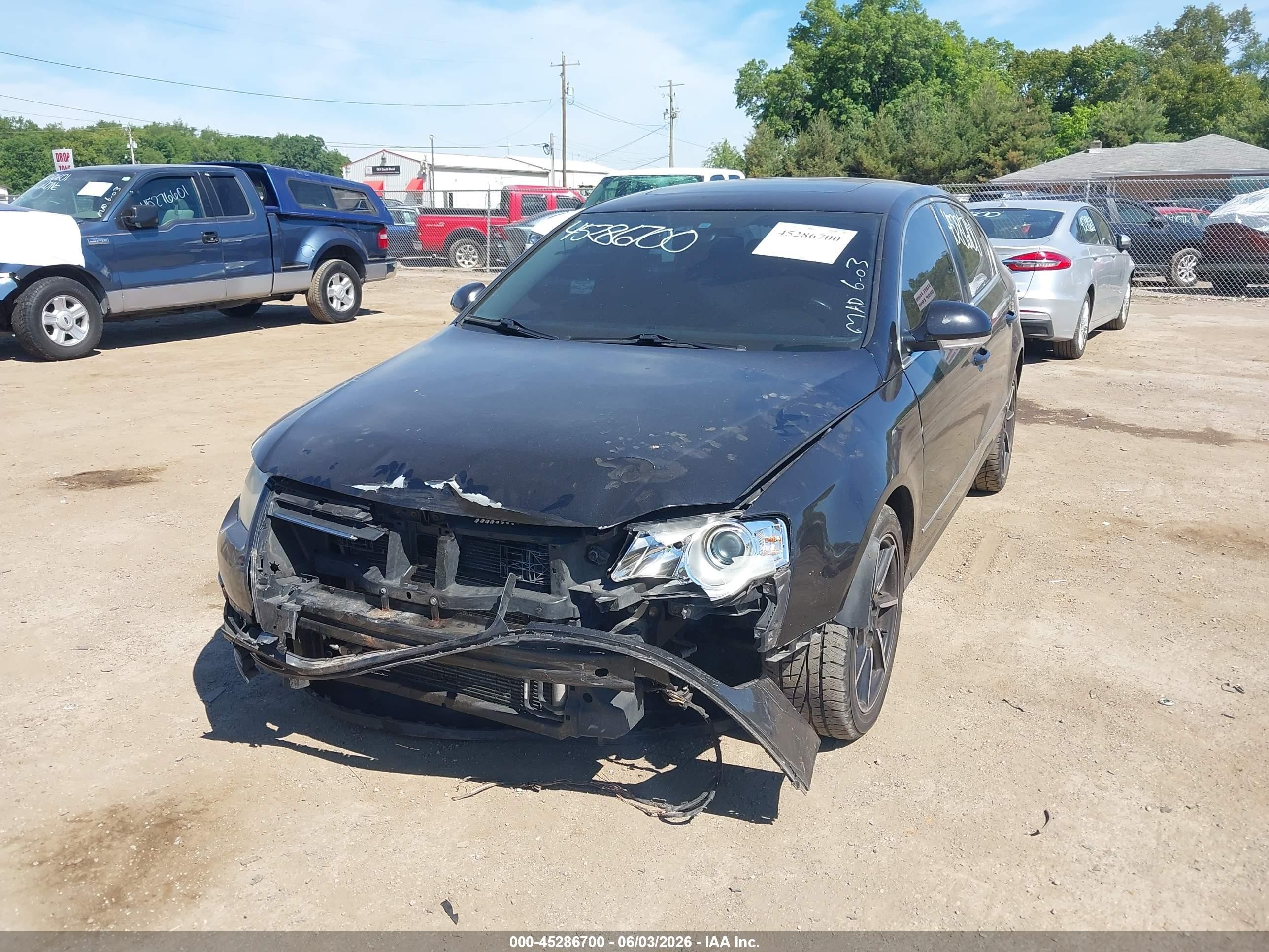 2008 Volkswagen Passat Lux Black vin: WVWEK73C58E170691