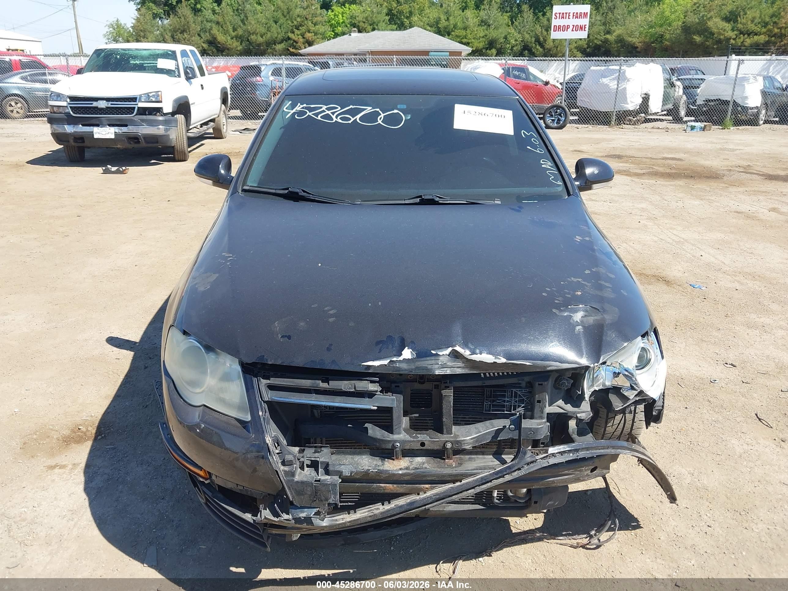 2008 Volkswagen Passat Lux Black vin: WVWEK73C58E170691