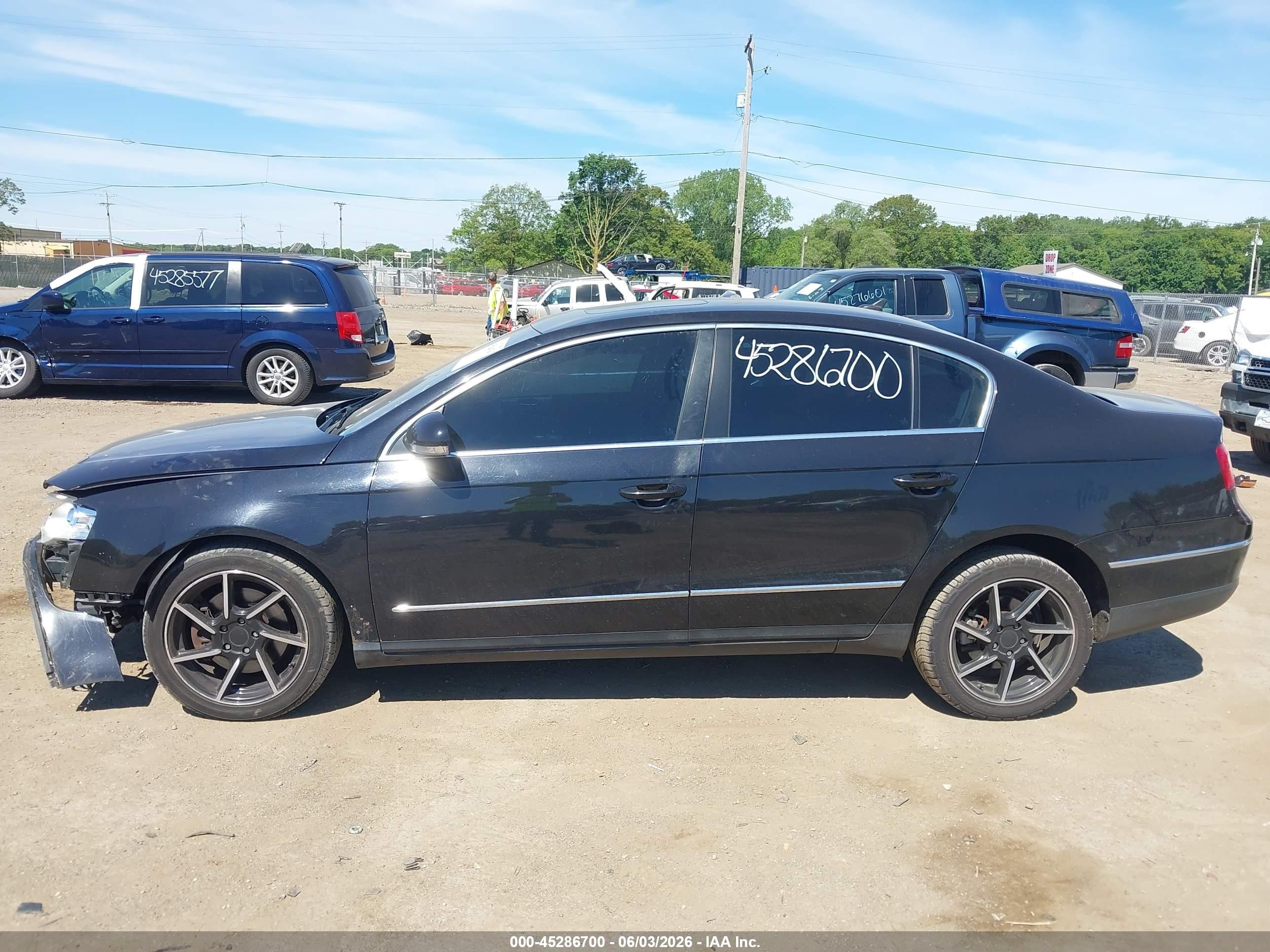 2008 Volkswagen Passat Lux Black vin: WVWEK73C58E170691