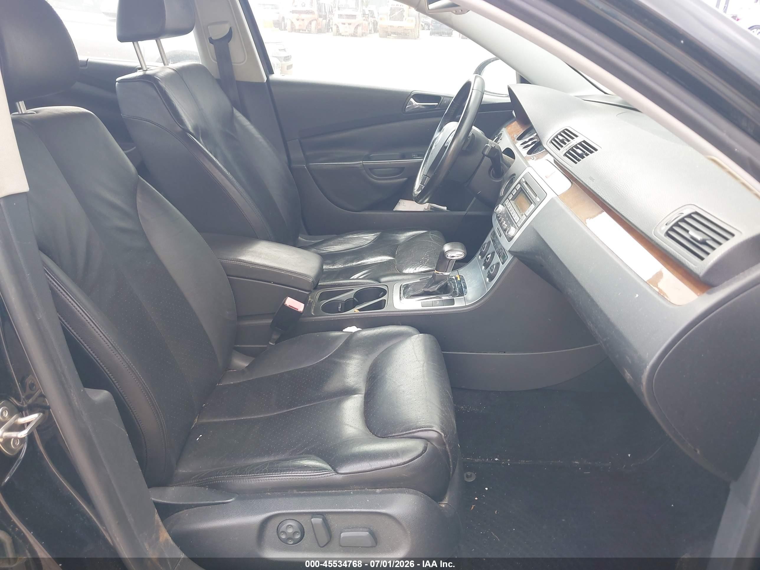 2008 Volkswagen Passat Lux Black vin: WVWEK73C78P074260