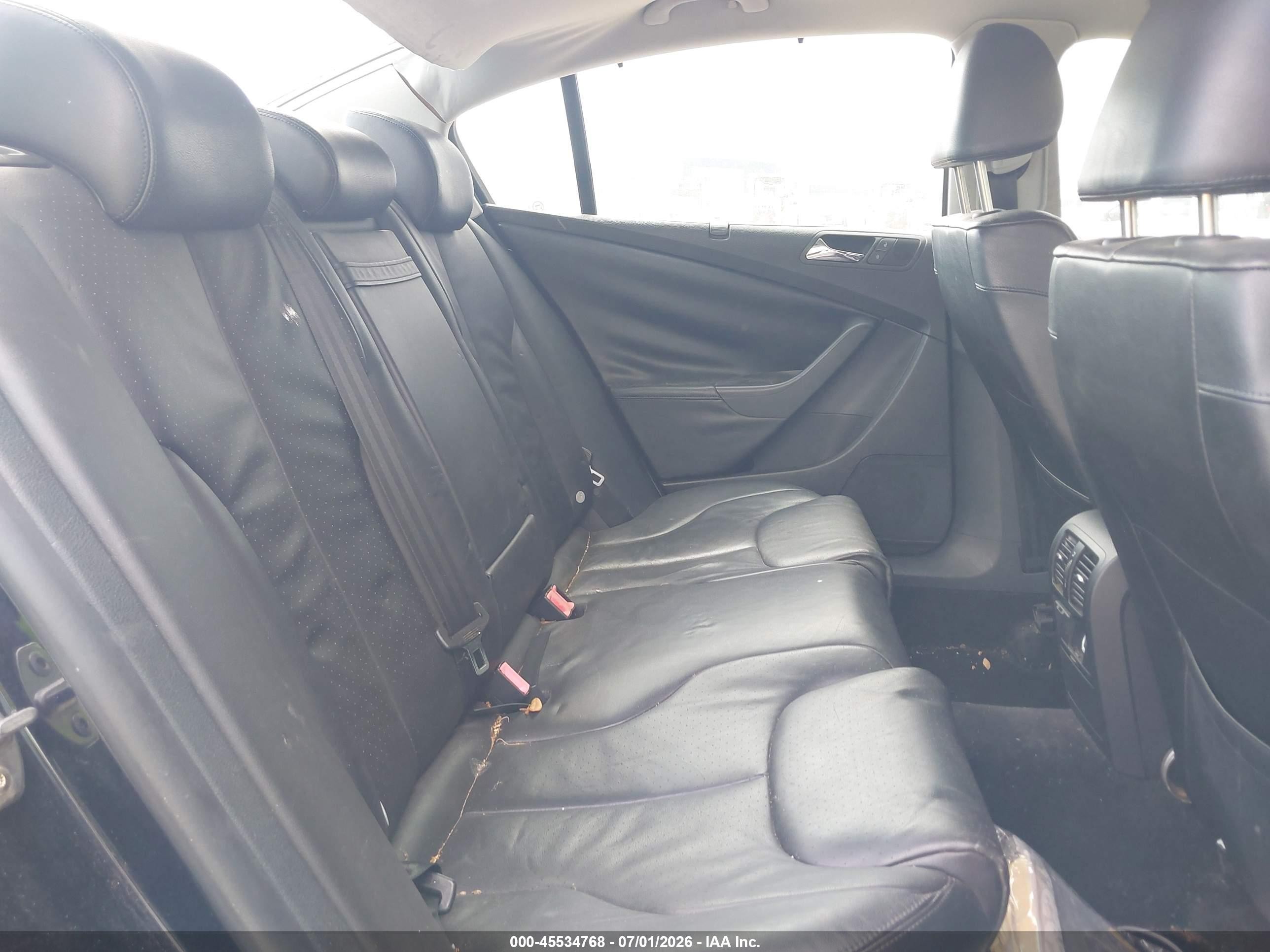 2008 Volkswagen Passat Lux Black vin: WVWEK73C78P074260