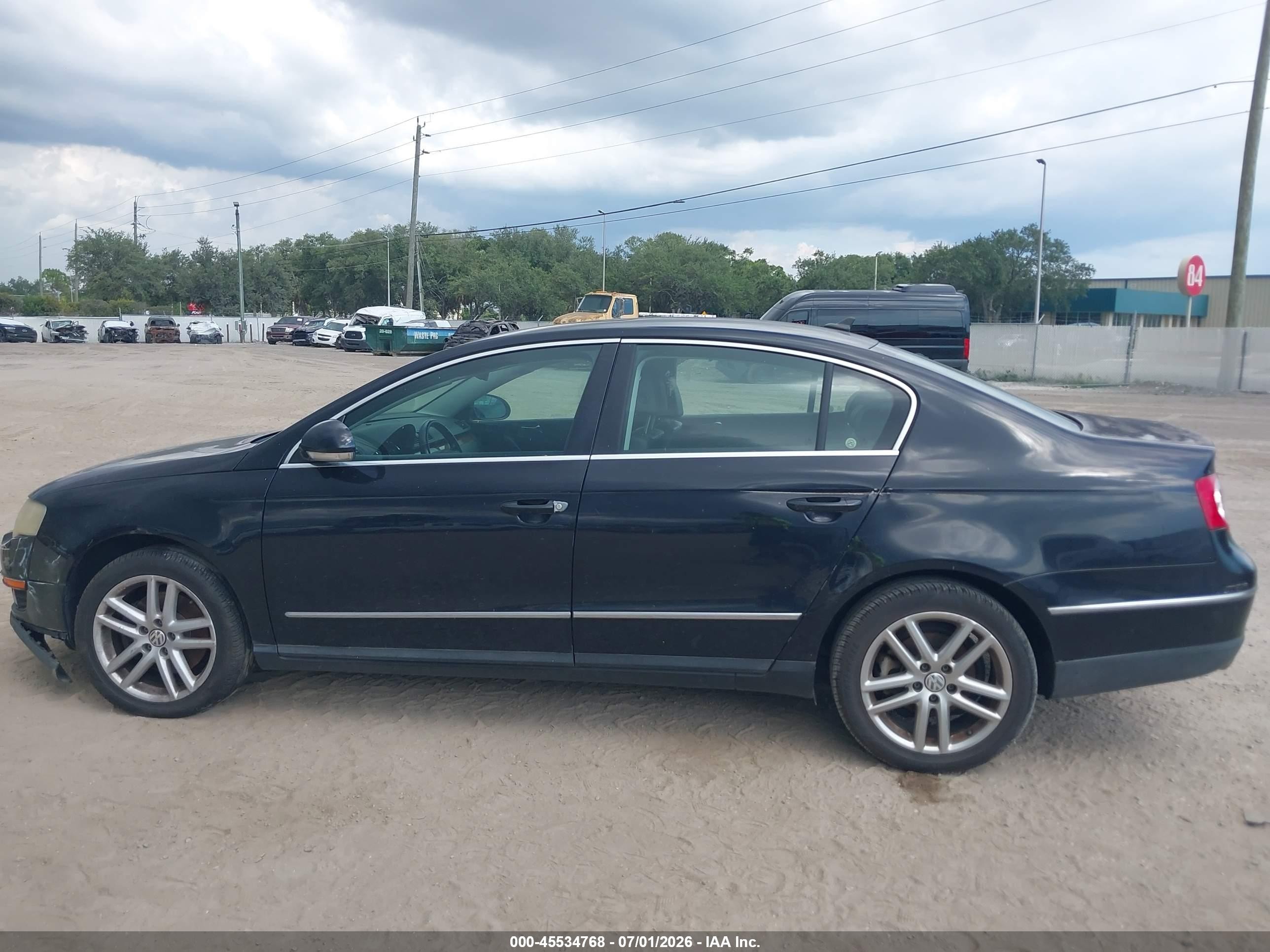 2008 Volkswagen Passat Lux Black vin: WVWEK73C78P074260