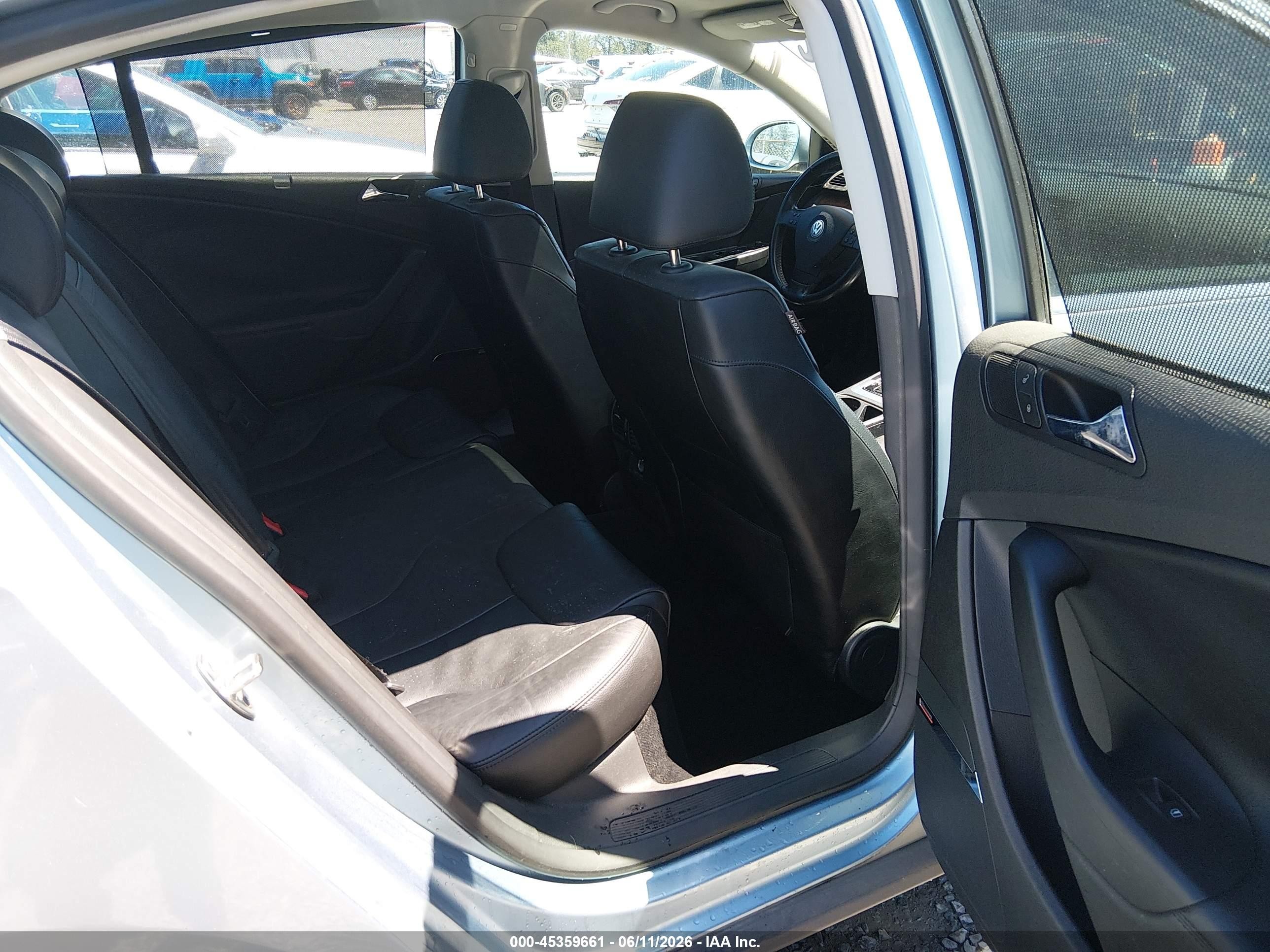2008 Volkswagen Passat Lux Silver vin: WVWEK73C88E103499