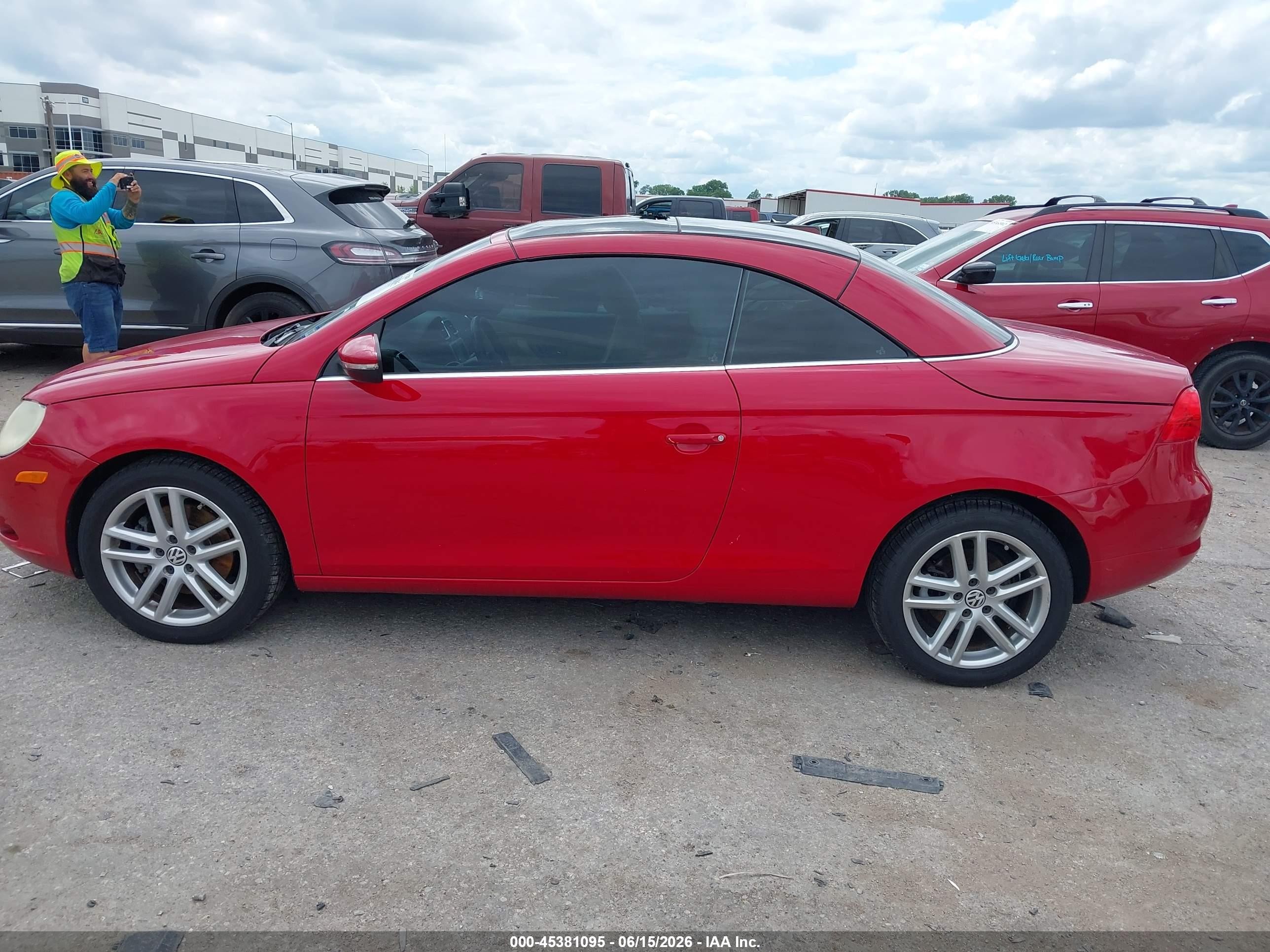 2009 Volkswagen Eos Lux Red vin: WVWFA71F09V015780