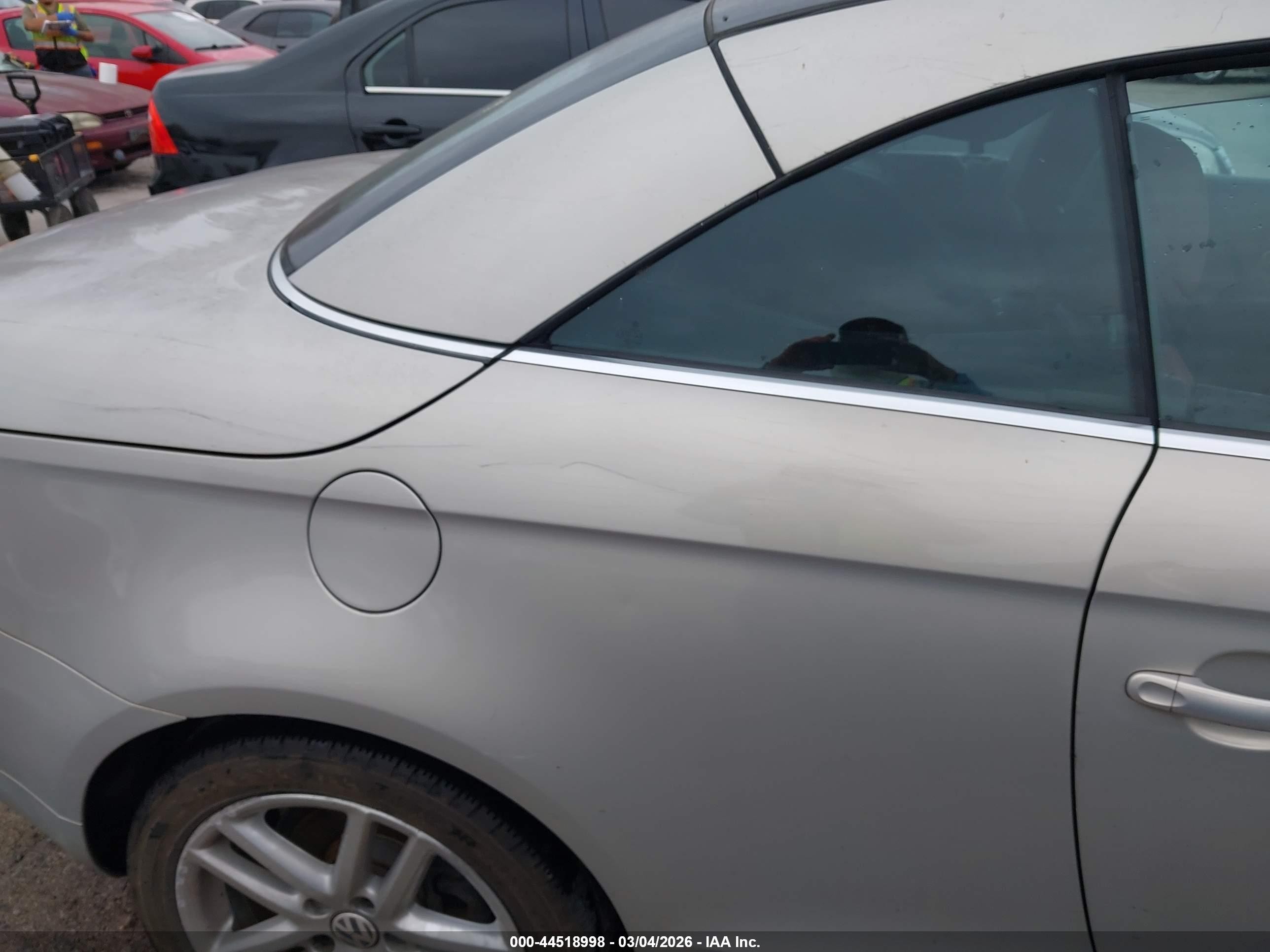 2010 Volkswagen Eos Lux Silver vin: WVWFA7AH0AV011881