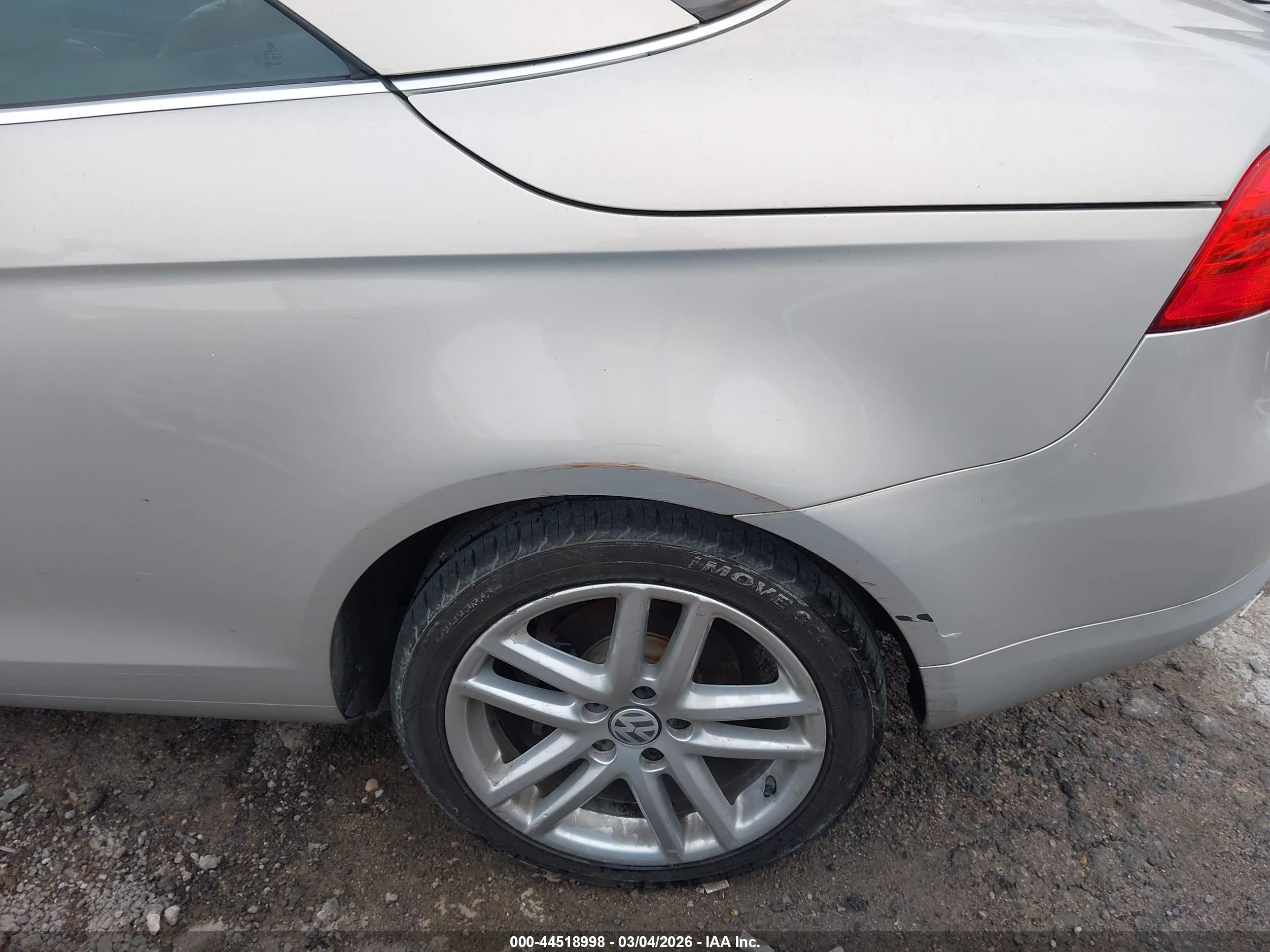 2010 Volkswagen Eos Lux Silver vin: WVWFA7AH0AV011881